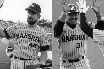1985年11月、阪神が日本一に輝いた当時のバースさん（左）と掛布さん（時事通信社）