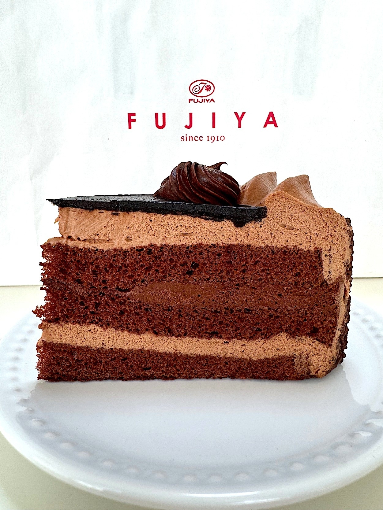 不二家のオススメのケーキ「プレミアムチョコ生ケーキ」