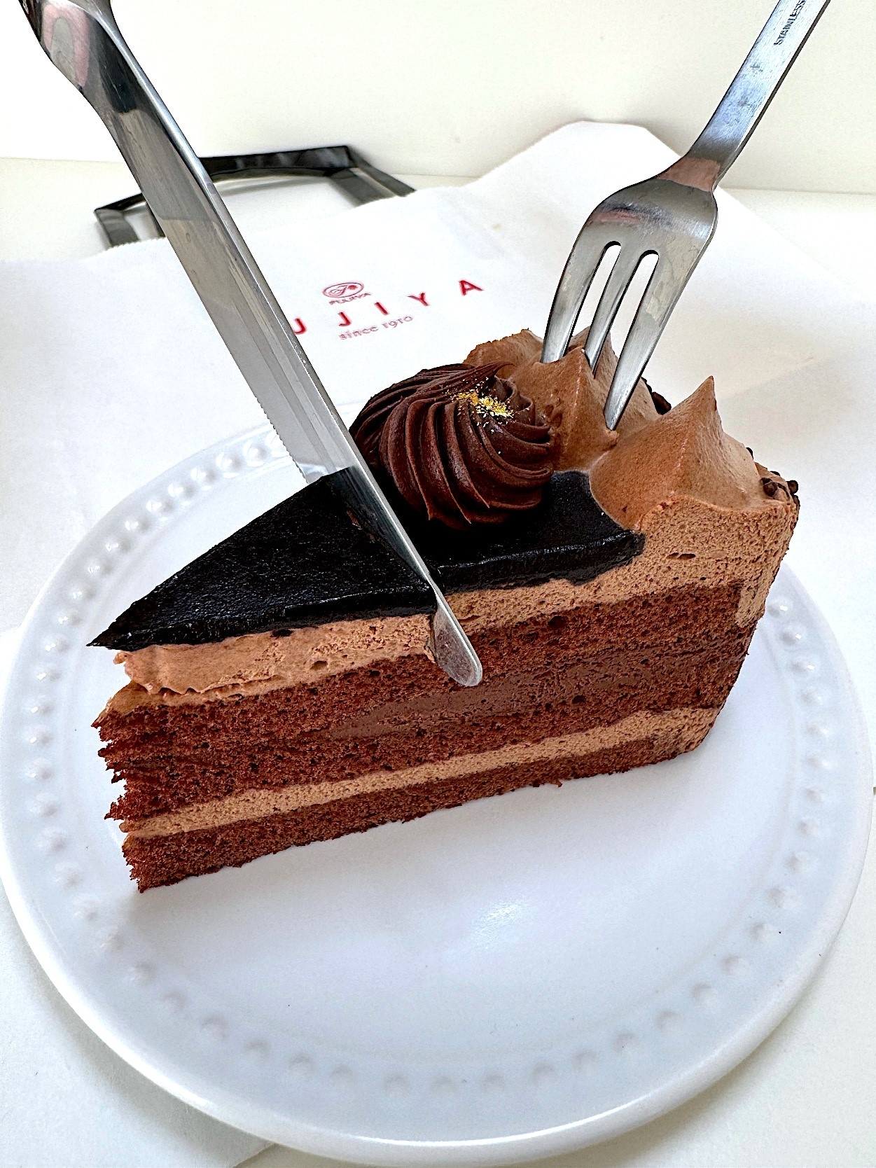 不二家のオススメのケーキ「プレミアムチョコ生ケーキ」