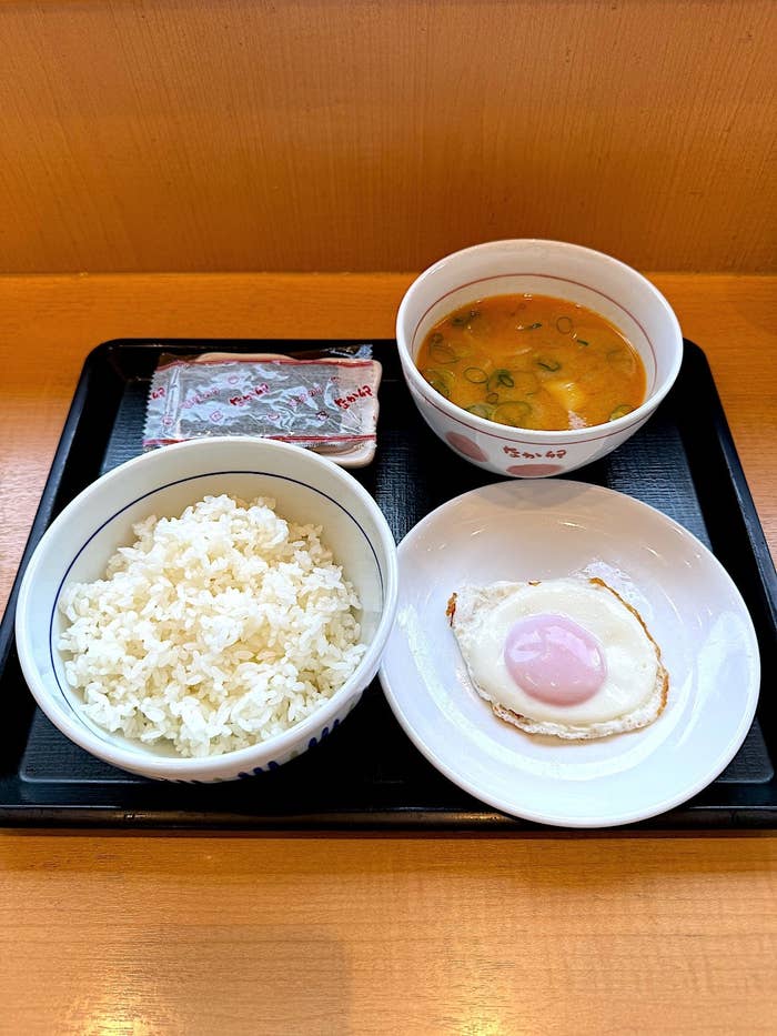 なか卯のおすすめメニュー モーニング限定の「京風とん汁目玉焼き朝食」