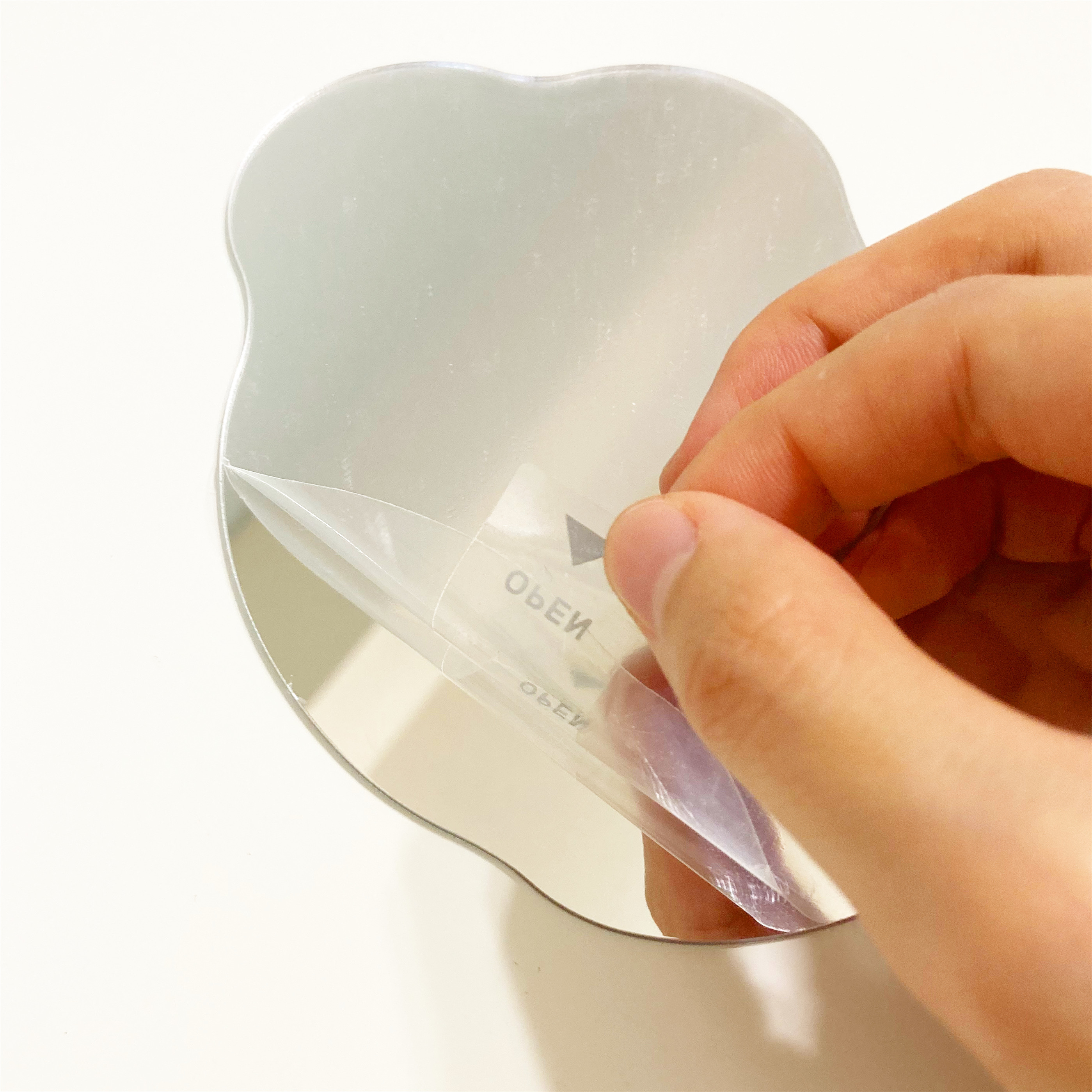 CanDo(キャンドゥ)の高見えインテリア「ダイカットミラー スタンド付き」