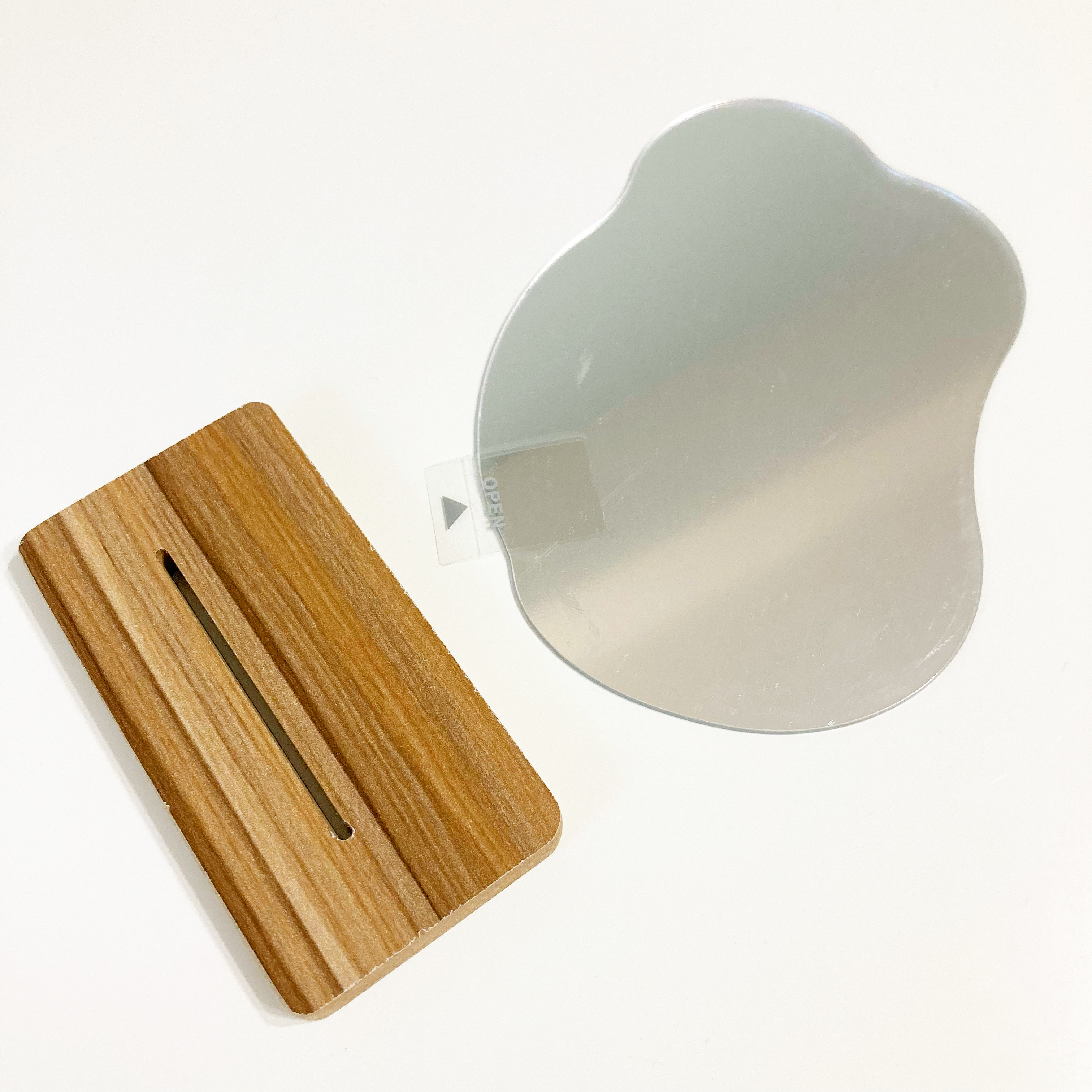 CanDo(キャンドゥ)の高見えインテリア「ダイカットミラー スタンド付き」