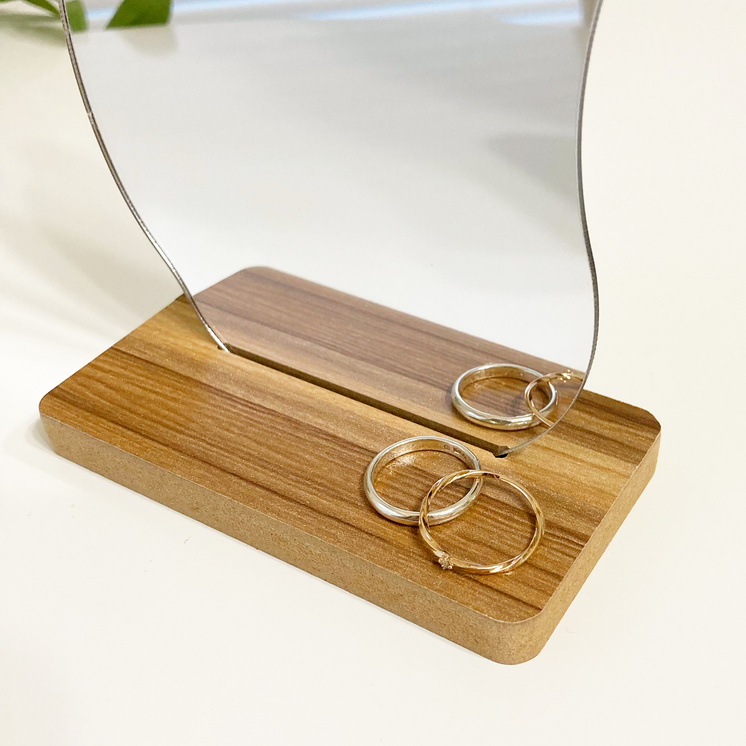 CanDo(キャンドゥ)の高見えインテリア「ダイカットミラー スタンド付き」