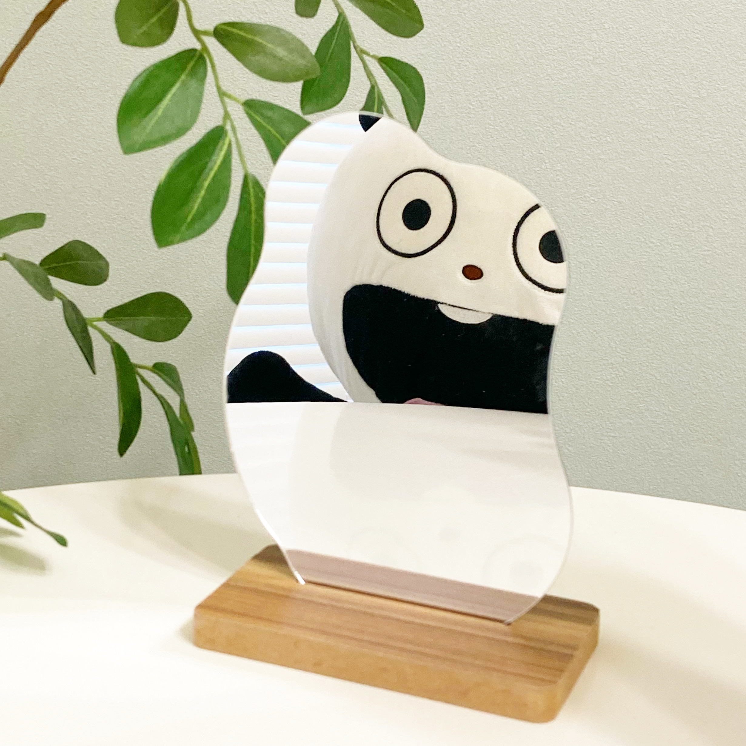 CanDo(キャンドゥ)の高見えインテリア「ダイカットミラー スタンド付き」