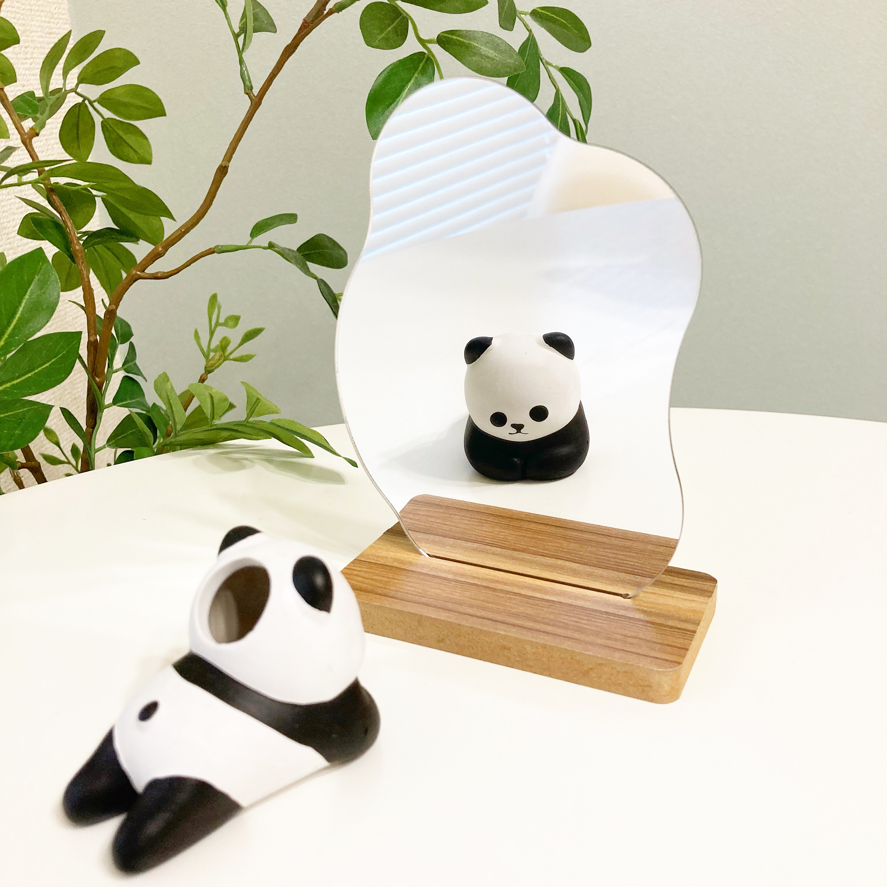 CanDo(キャンドゥ)の高見えインテリア「ダイカットミラー スタンド付き」