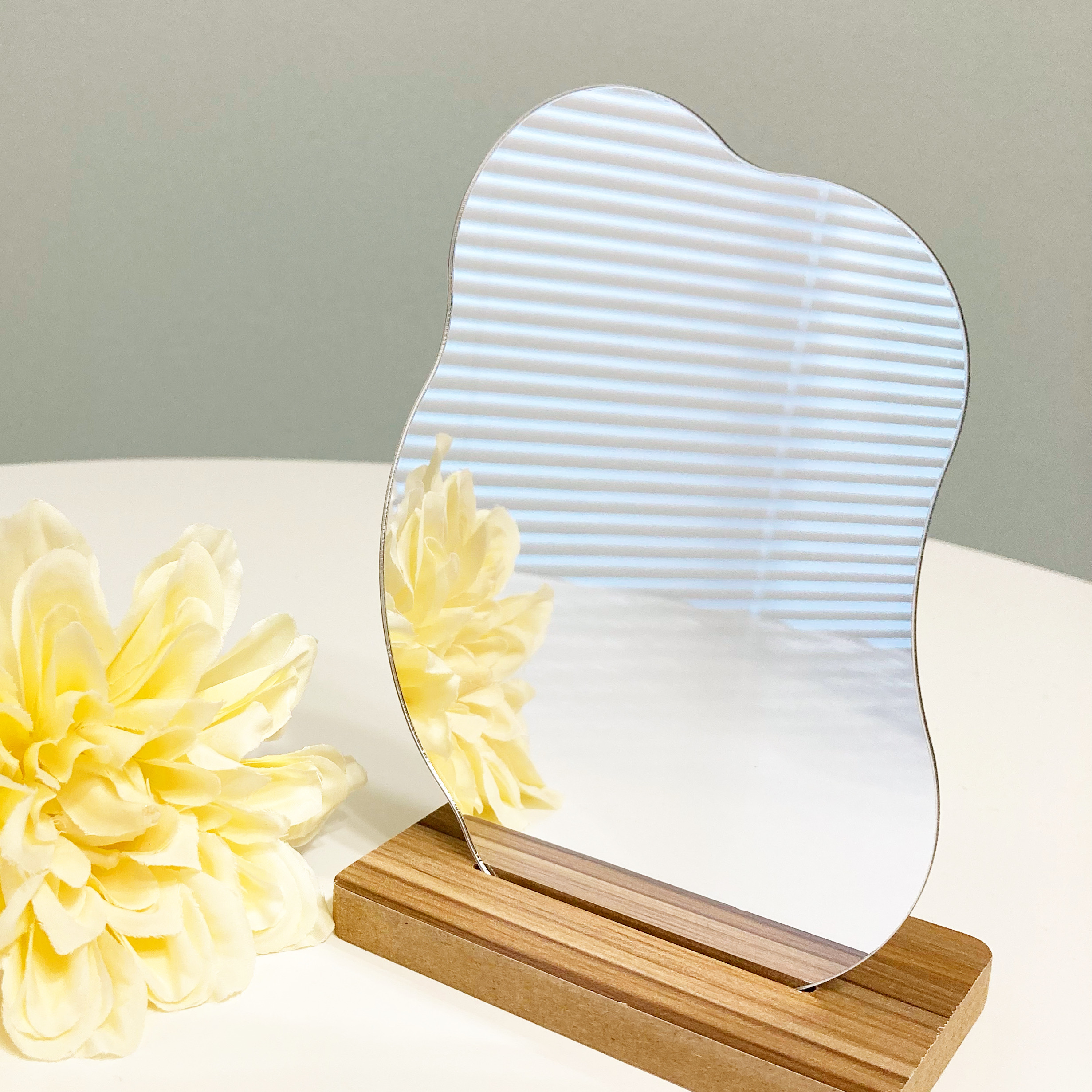 CanDo(キャンドゥ)の高見えインテリア「ダイカットミラー スタンド付き」