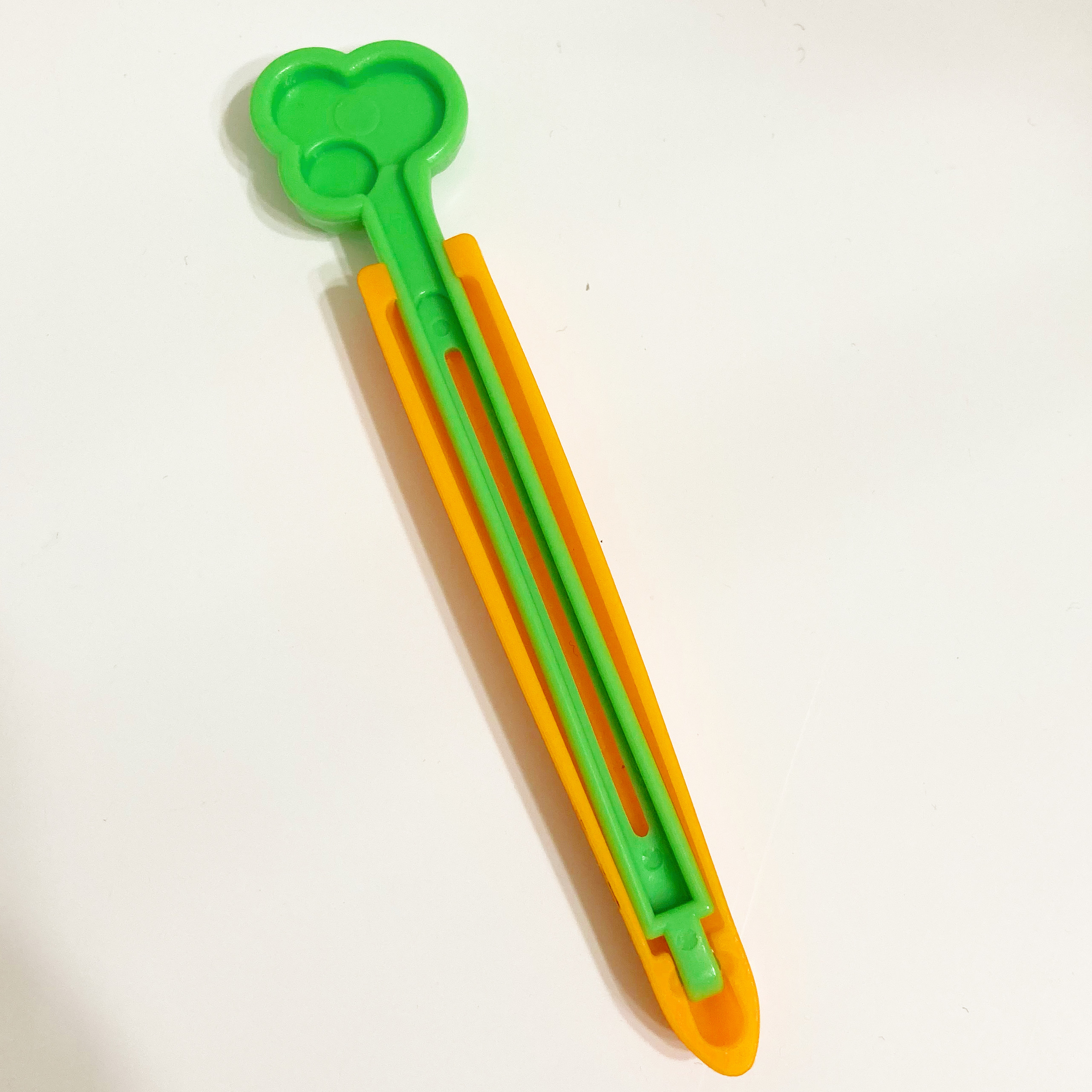 CanDo(キャンドゥ)のキッチンアイテム「袋留めクリップ(にんじん)4P」