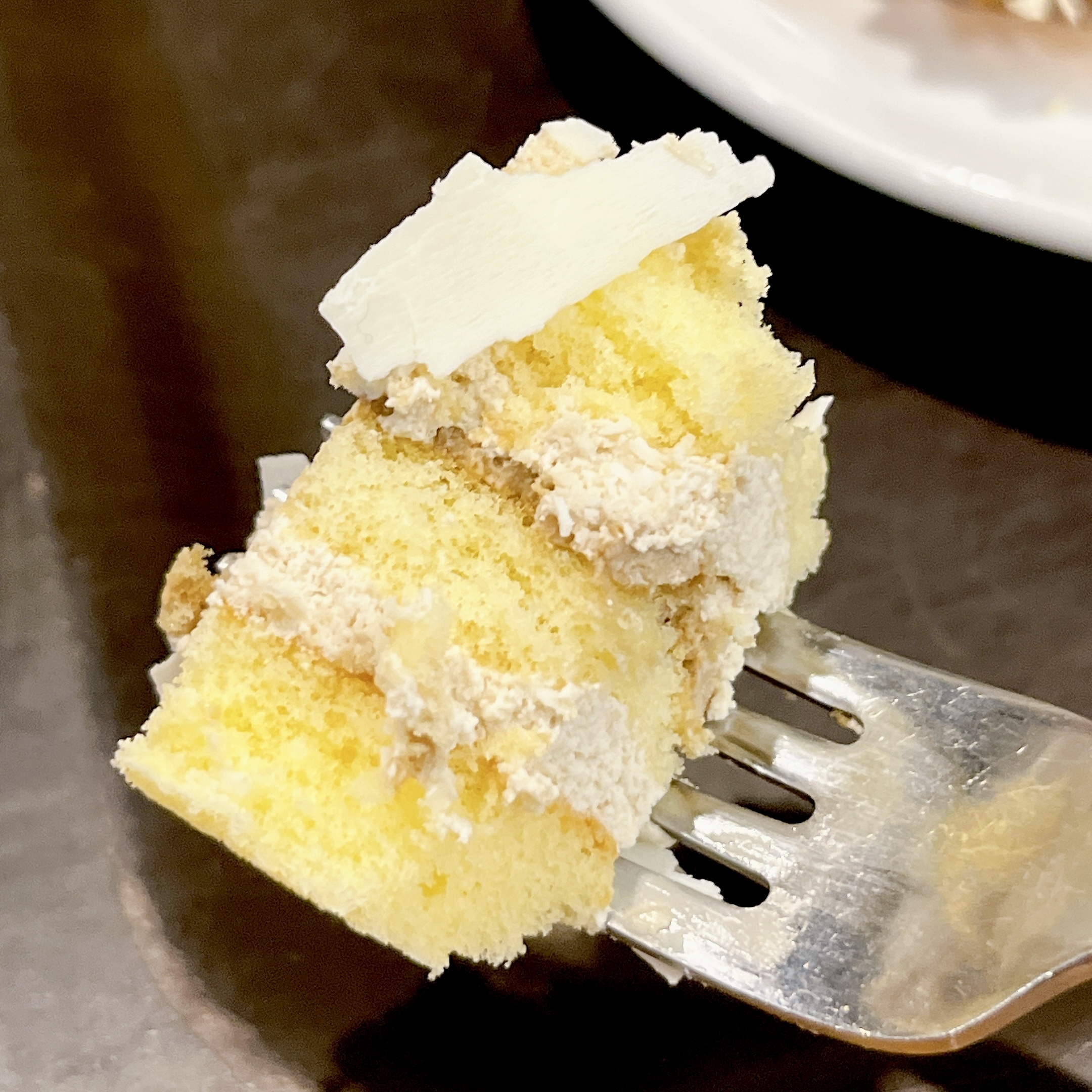 スタバのおすすめスイーツ「ホワイトモカケーキ」