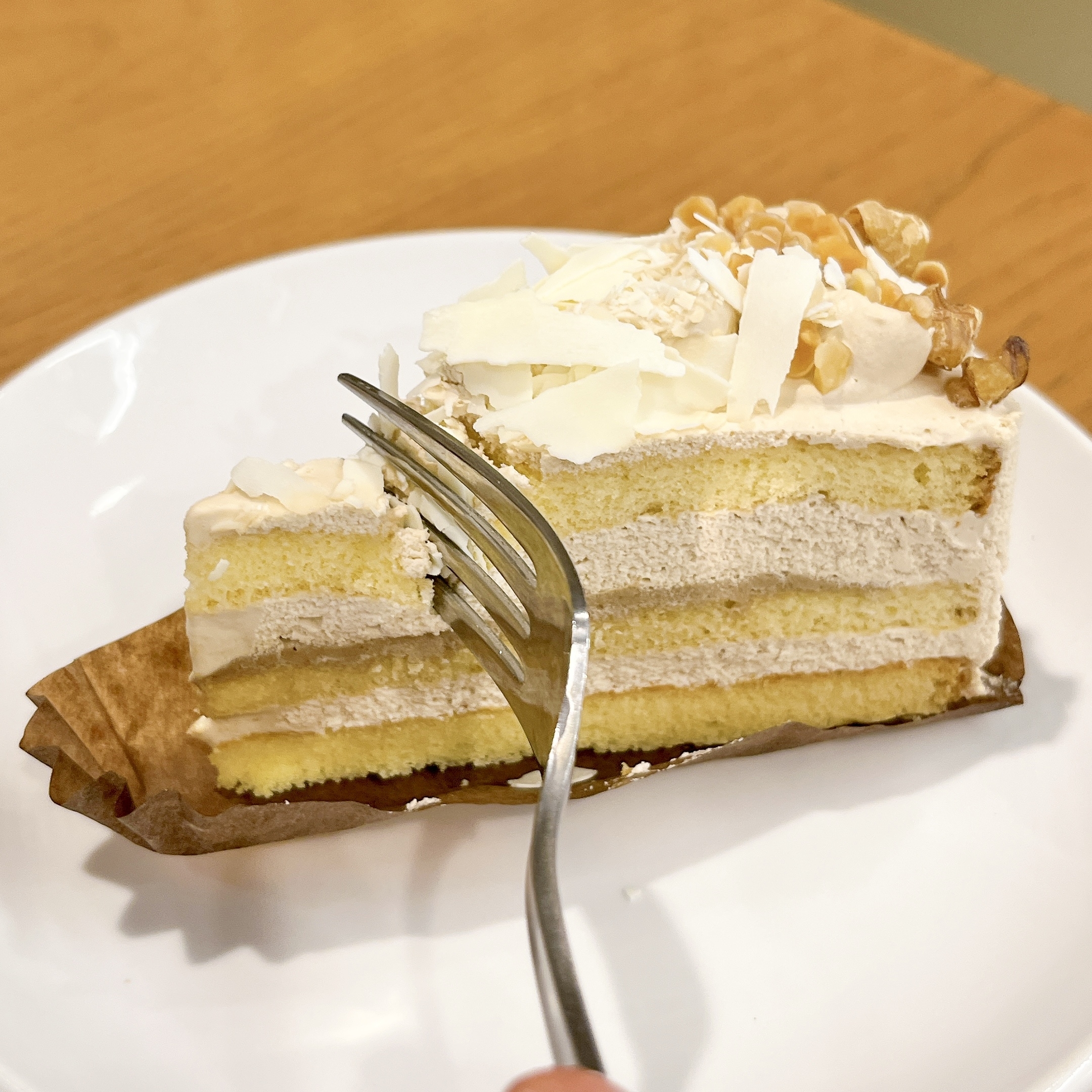 スタバのおすすめスイーツ「ホワイトモカケーキ」