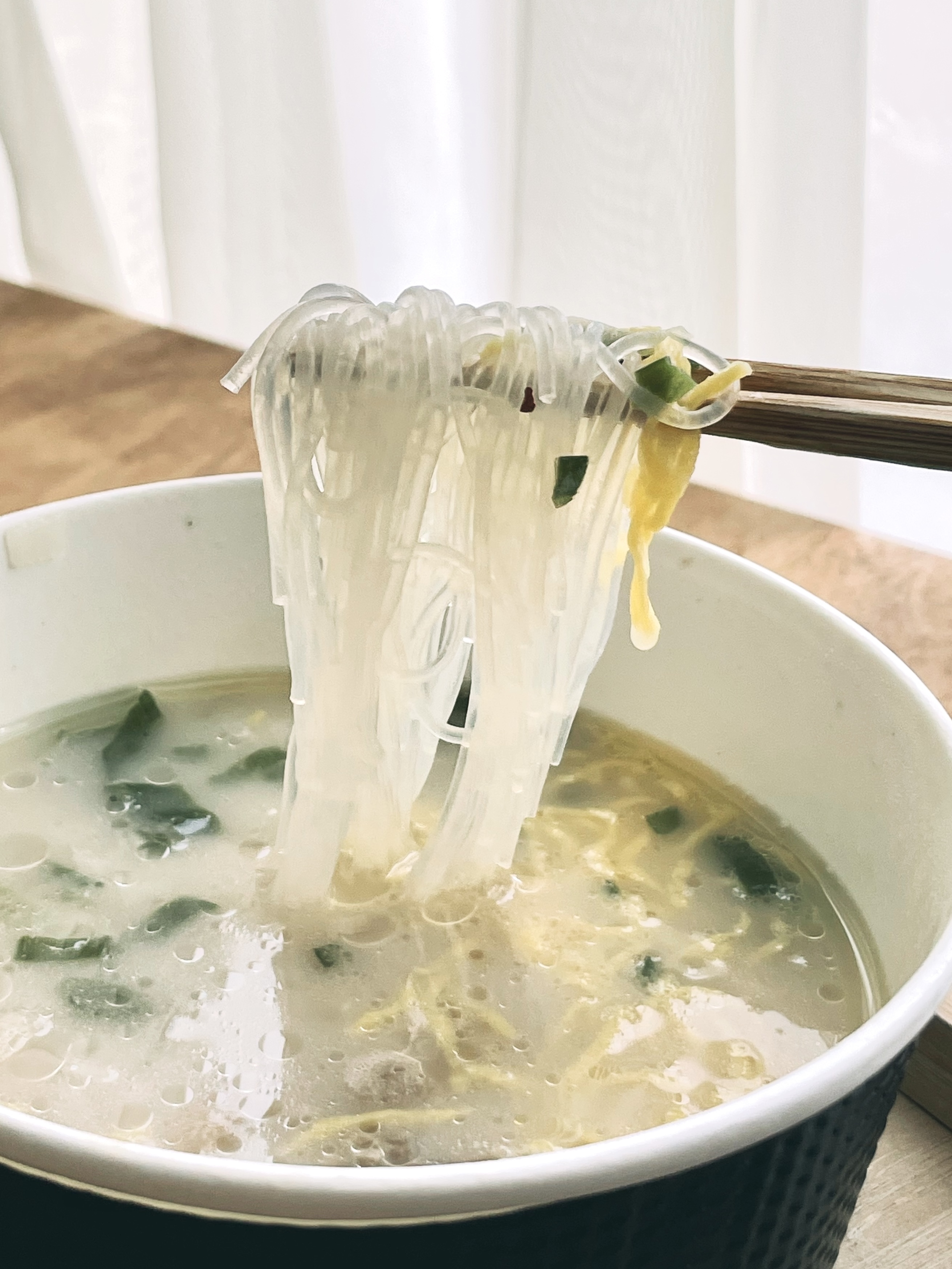 ローソンのオススメグルメ「ネネチキン監修 ソルロンタン〜春雨入り〜」