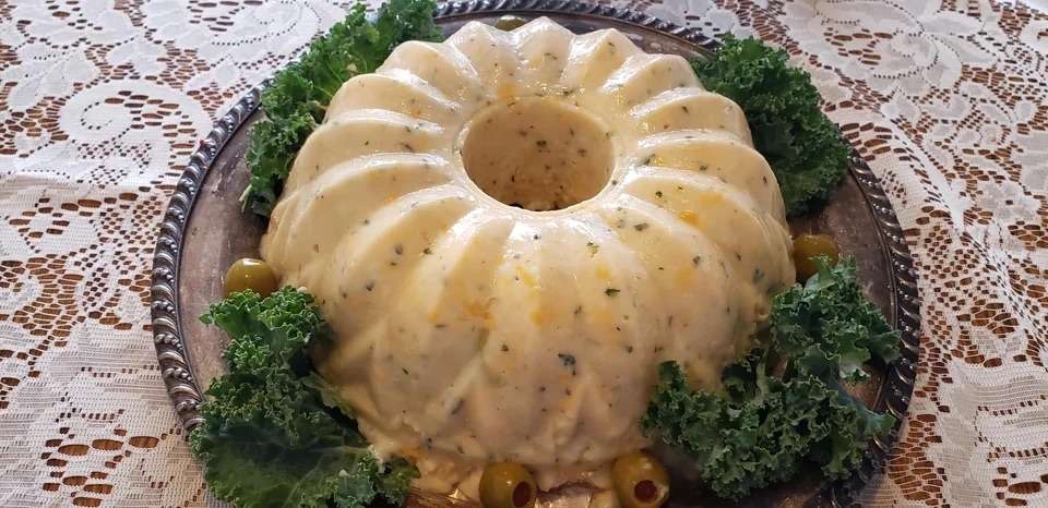 gelatinized mac &#x27;n&#x27; cheese in the shape of a ring mold
