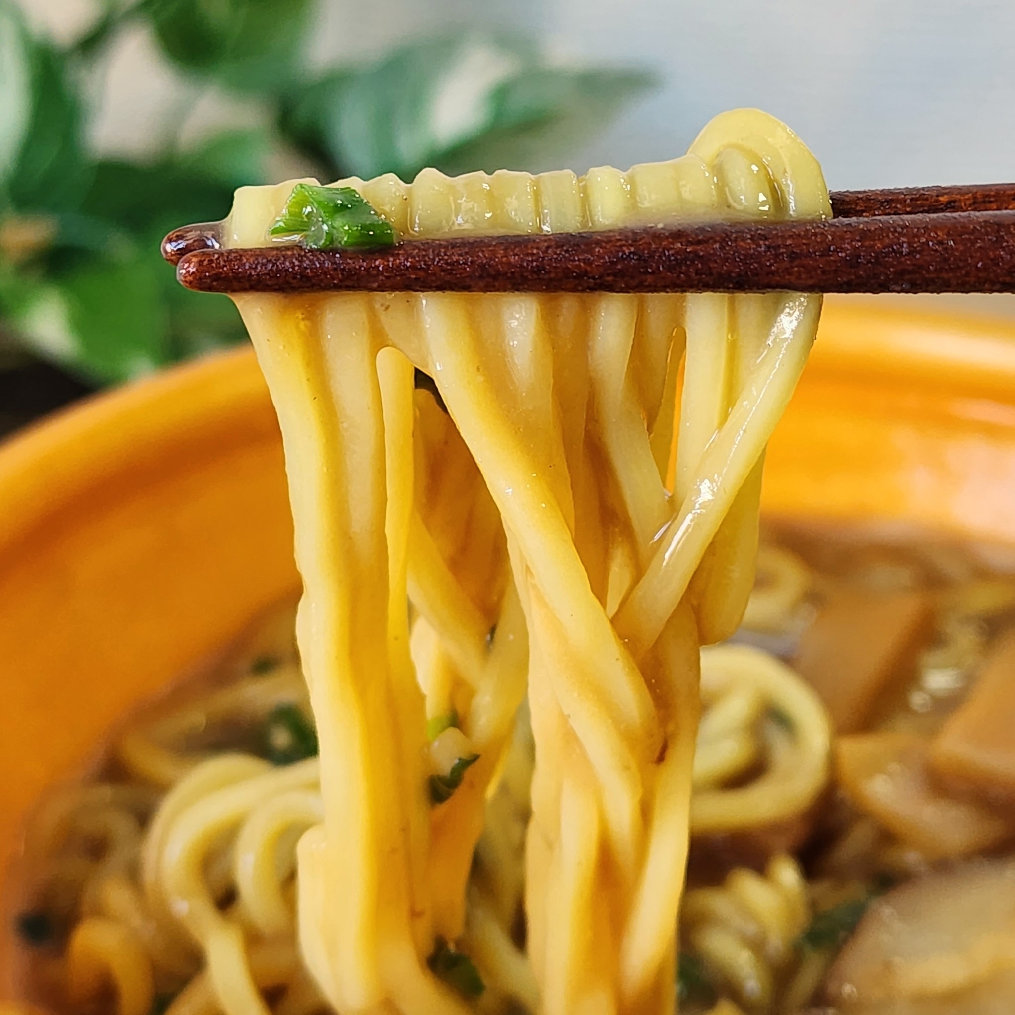 FamilyMart（ファミリーマート）のおすすめフード「こってり鶏白湯ラーメン」