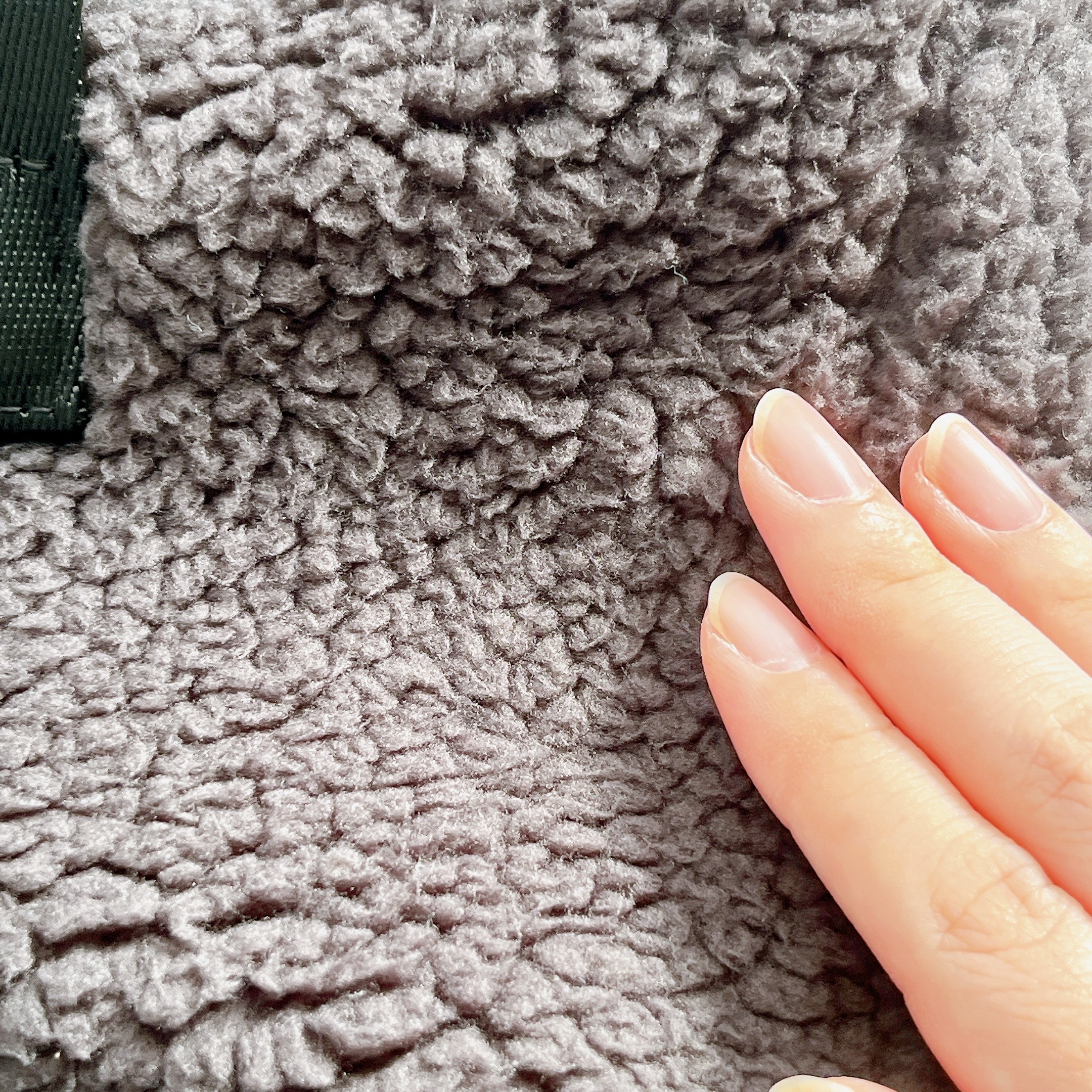 ニコアンドのオススメのバッグ「オリジナルロゴキルトショルダーバッグ」