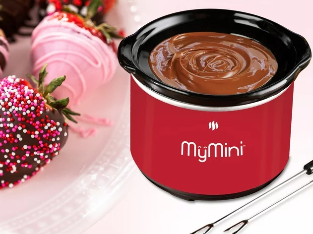 mini dipping pot with melted chocolate