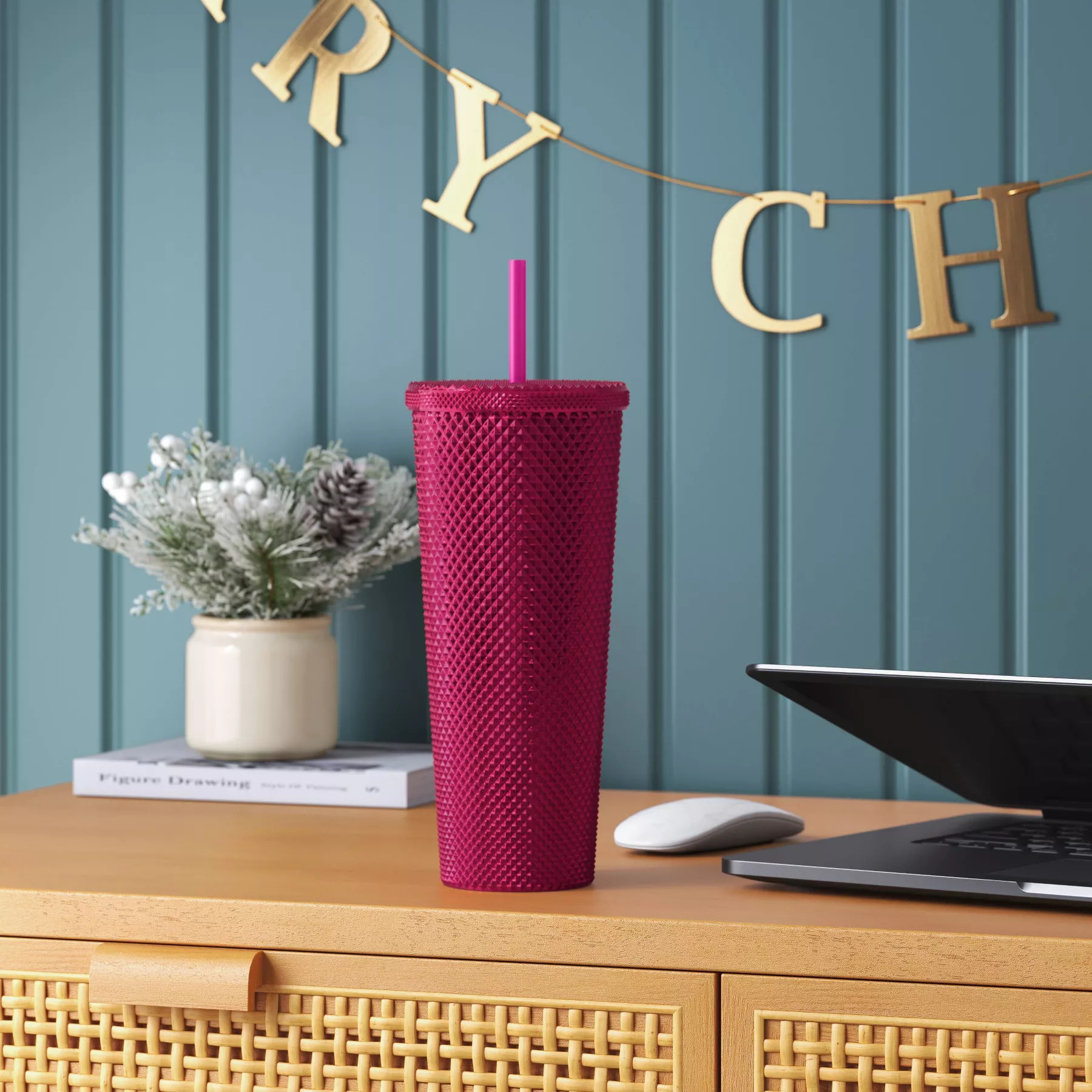 The tumbler with a lid and straw in a textured design