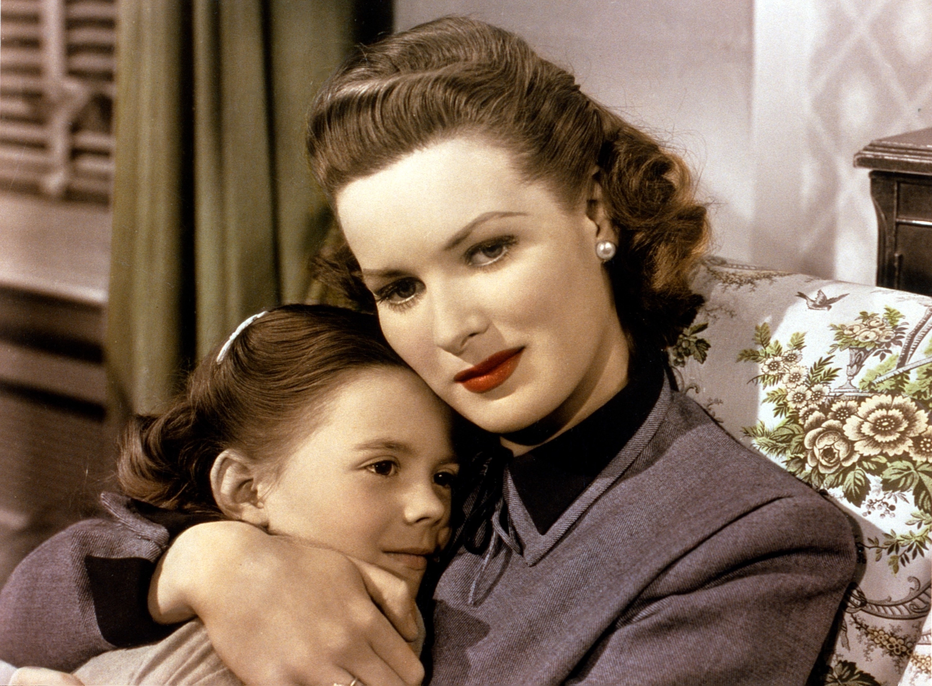 Maureen O&#x27;Hara holding a young Natalie Wood at their home in &quot;Miracle on 34th Street&quot;