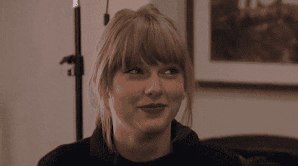 Taylor Swift scrunches up her nose and smiles