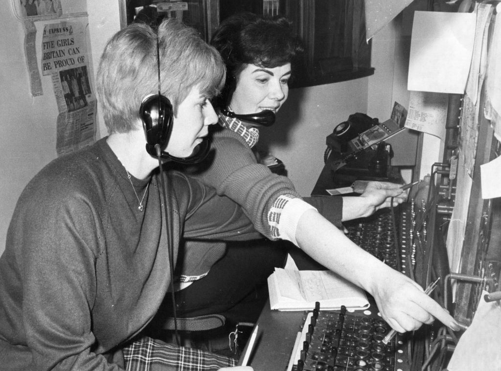 Women operating a phone switchboard