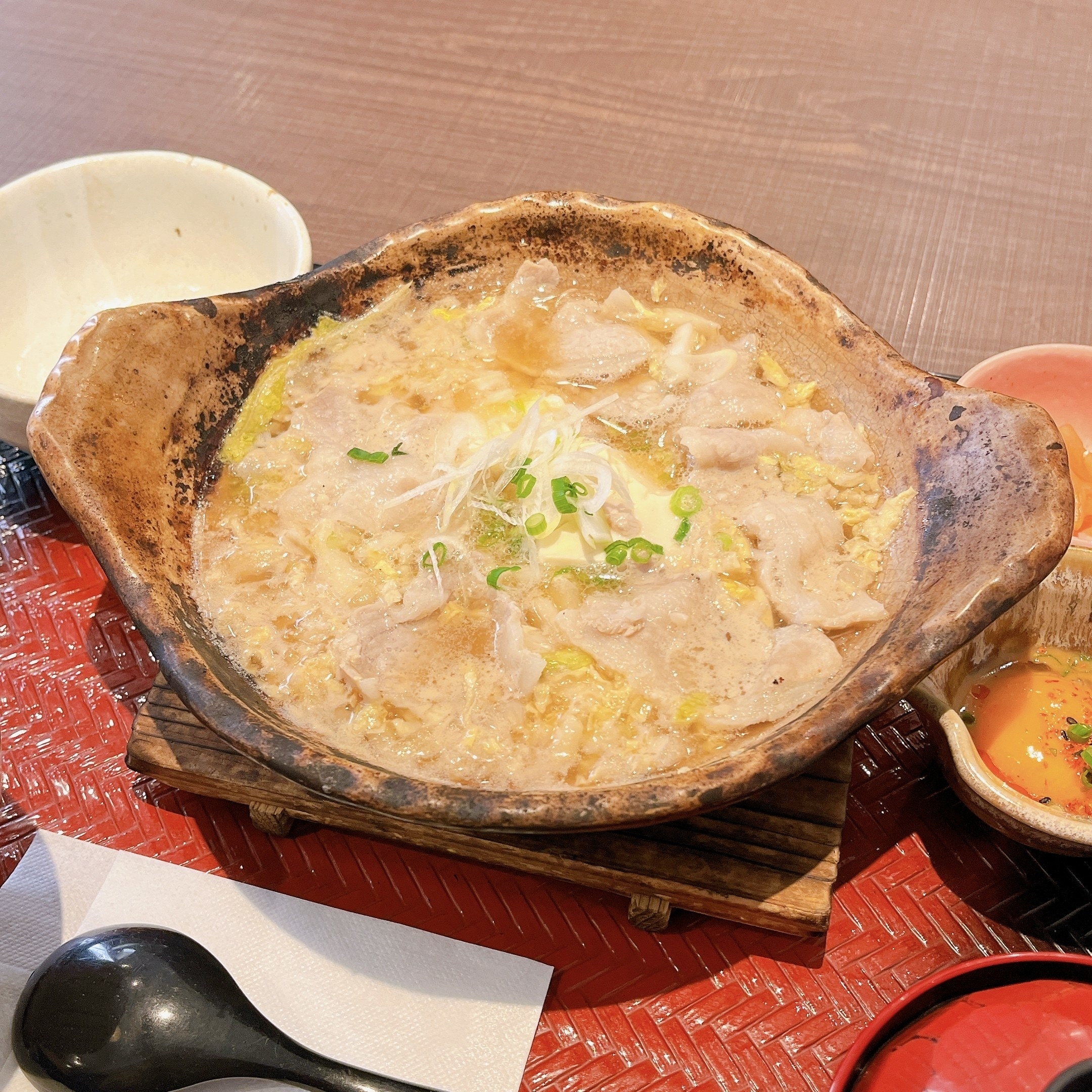 大戸屋のオススメメニュー「豚の塩麹漬けと白菜のさっぱり土鍋定食 〜特製辛みそダレ〜」