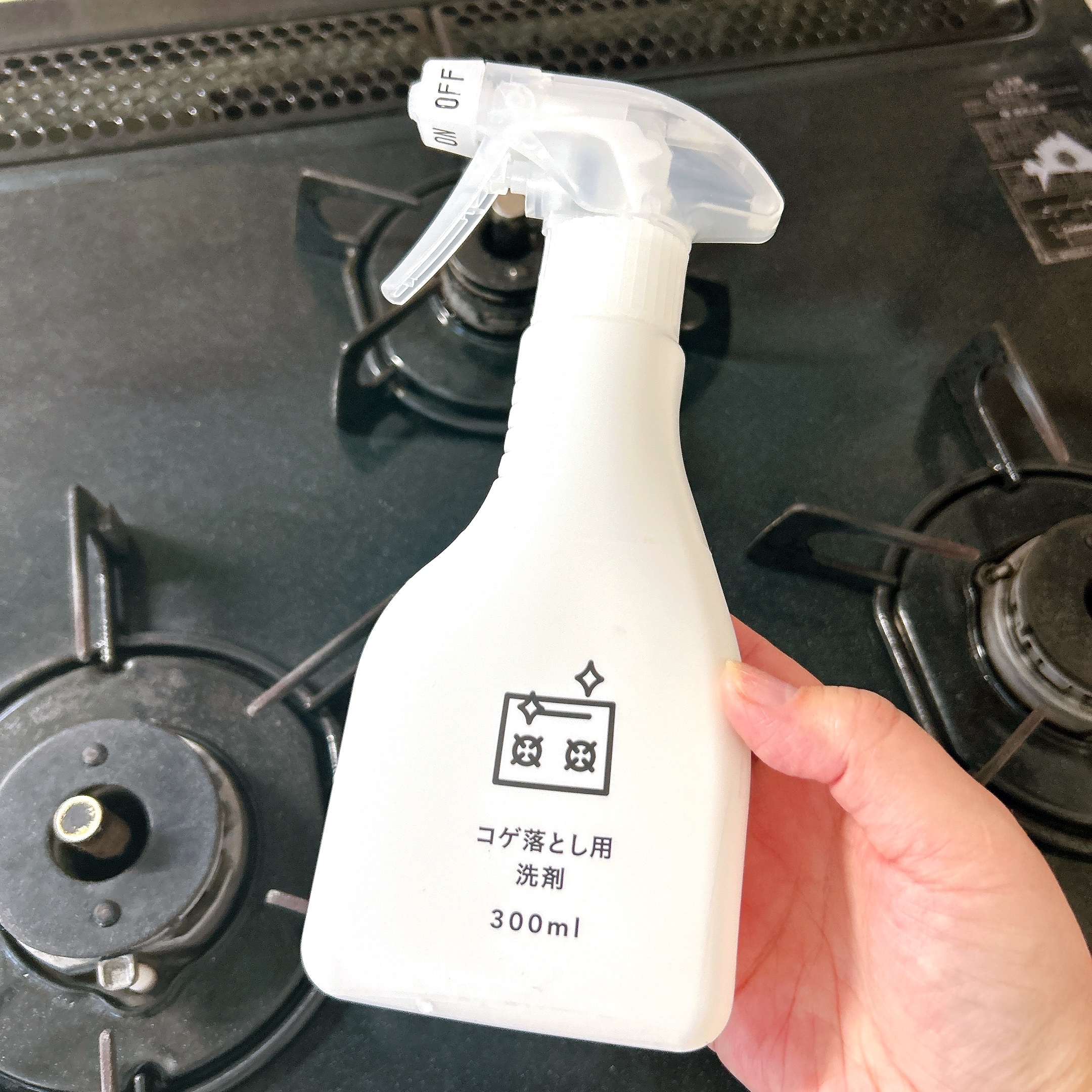 業者でも落ちなかったのに…」カインズの『天才スプレー』でキッチンの