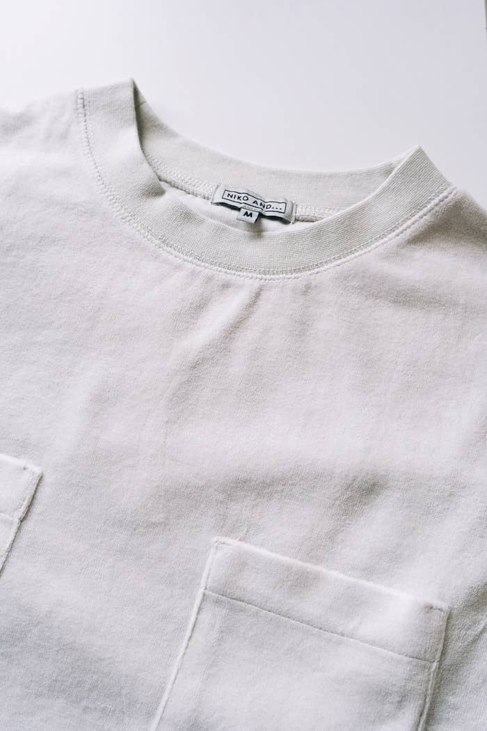 nikoand&hellip;（ニコアンド）のおしゃれトップス「［MODE NORM CORE］ベロアミリタリモックネックプルオーバー」