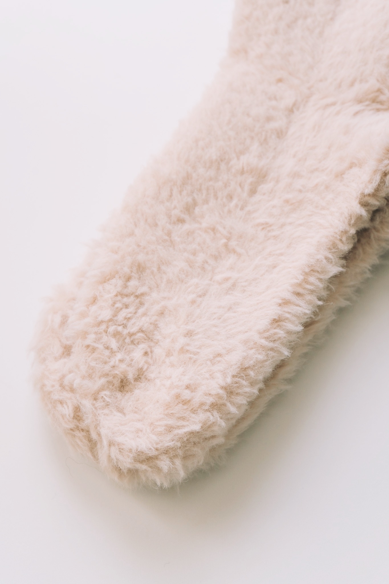 3COINSのおすすめ雑貨「フェイクファールームソックス」