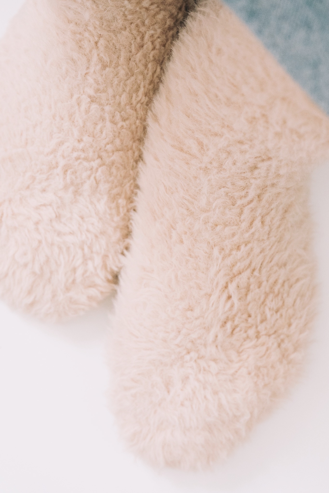 3COINSのおすすめ雑貨「フェイクファールームソックス」