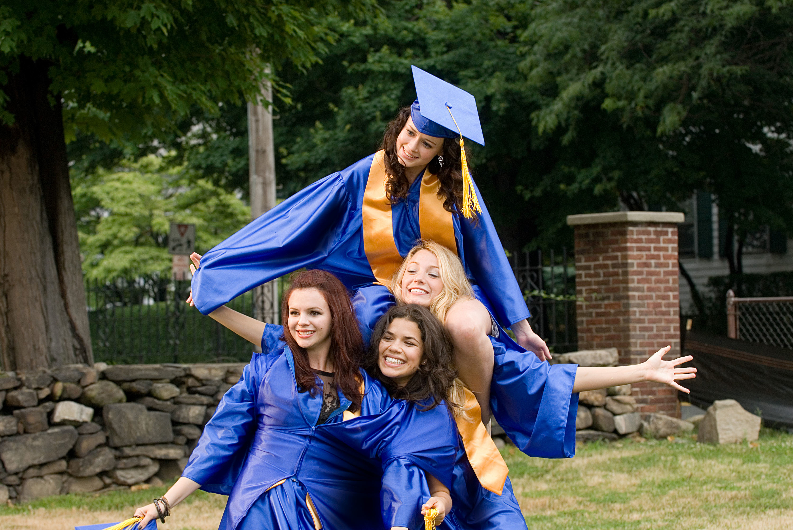 The friends posing for fun graduation photos in a scene from &quot;The Sisterhood of the Traveling Pants&quot;