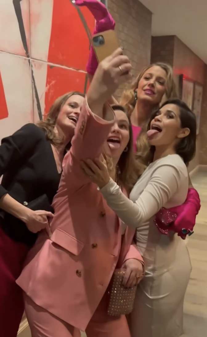 The women taking a selfie together