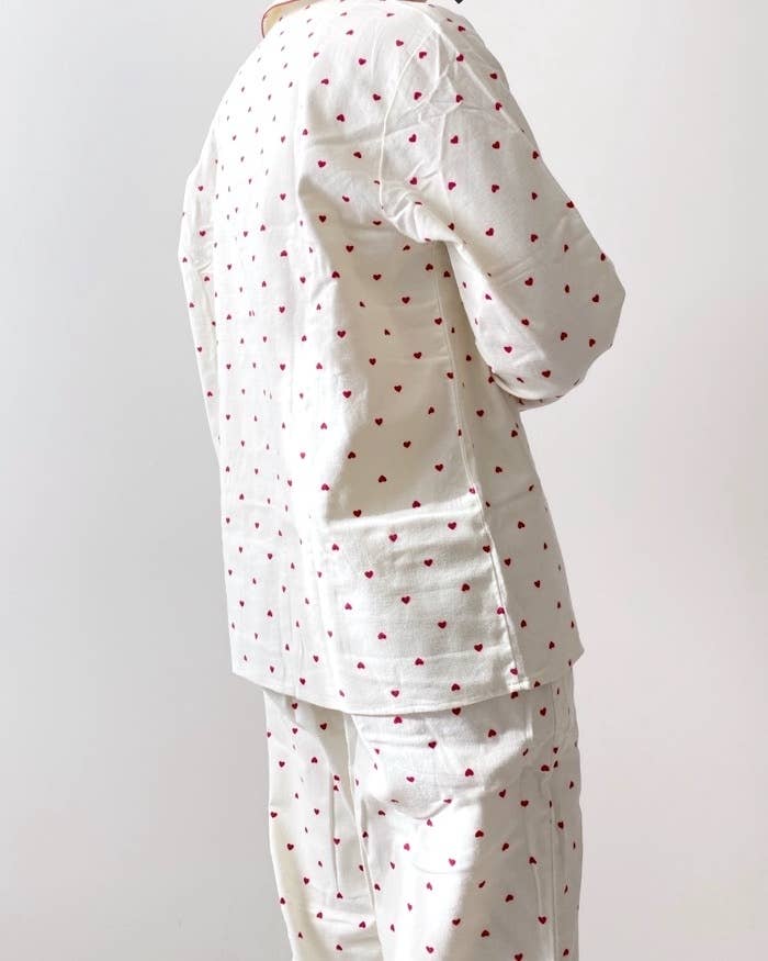 GU（ジーユー）のおすすめルームウェア「フランネルパジャマ（長袖＆ロングパンツ）（ハート）」