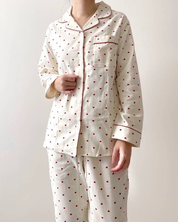 GU（ジーユー）のおすすめルームウェア「フランネルパジャマ（長袖＆ロングパンツ）（ハート）」