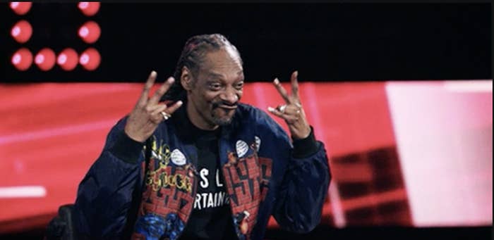 snoop dog giving peace signs
