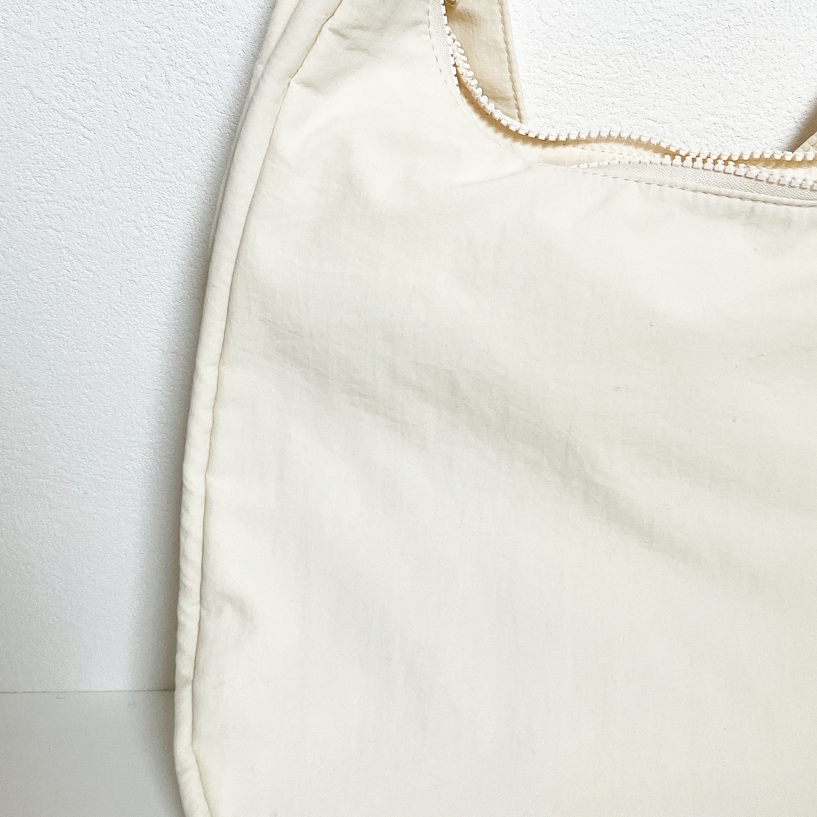 GU(ジーユー)のおすすめバッグ「ソフトナイロンラウンドショルダーバッグ」