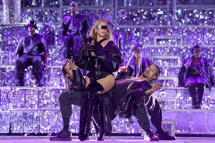 Beyoncé on stage with dancers