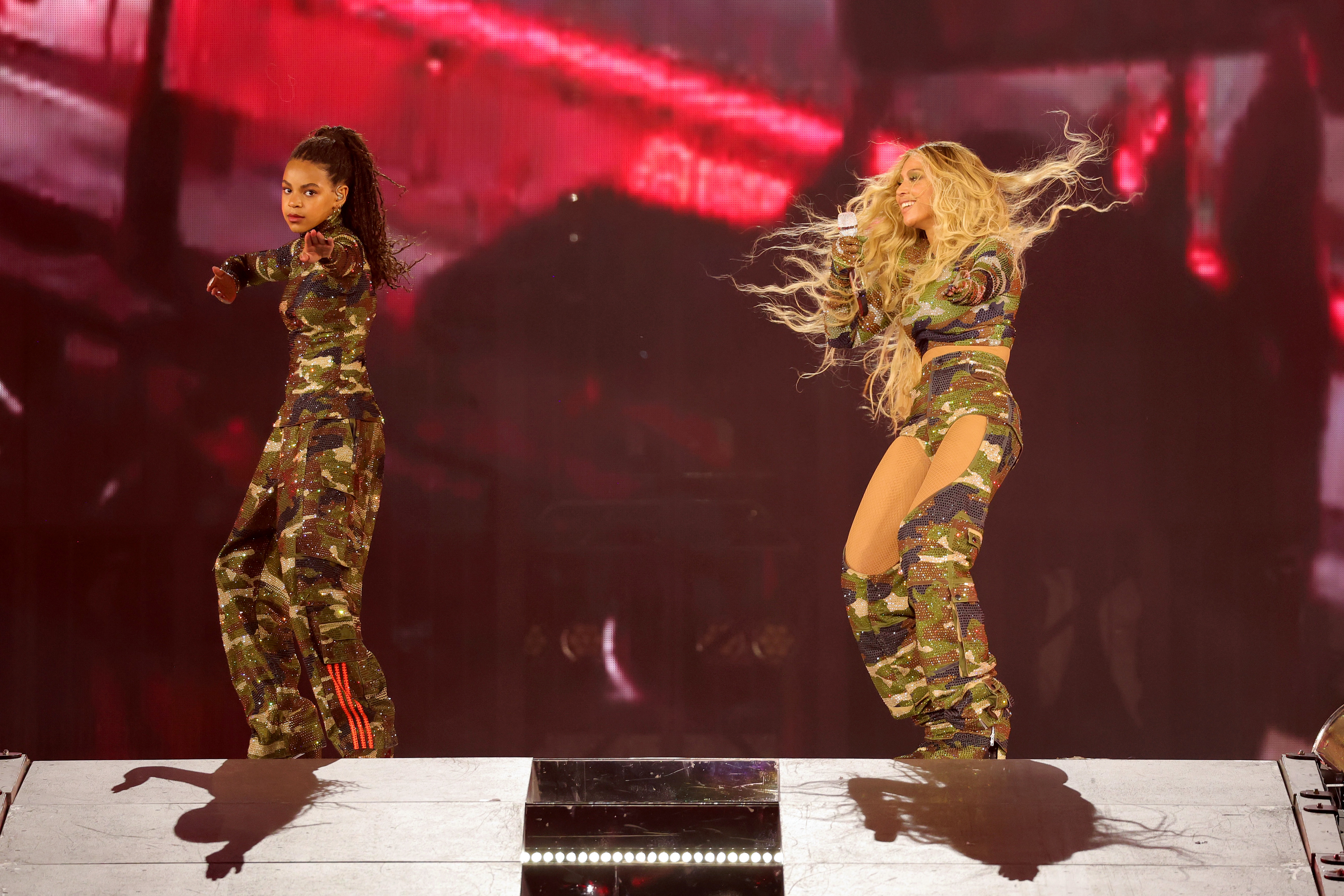 Blue and Beyoncé two dancing on stage