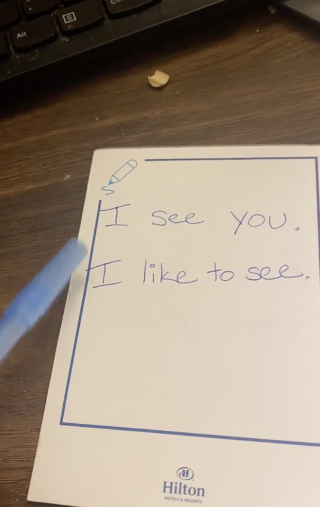 A note that says &quot;I see you.&quot; and &quot;I like to see.&quot; to represent kindergarten-level reading