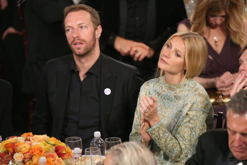 chris martin and gwenyth paltrow sitting beside each other