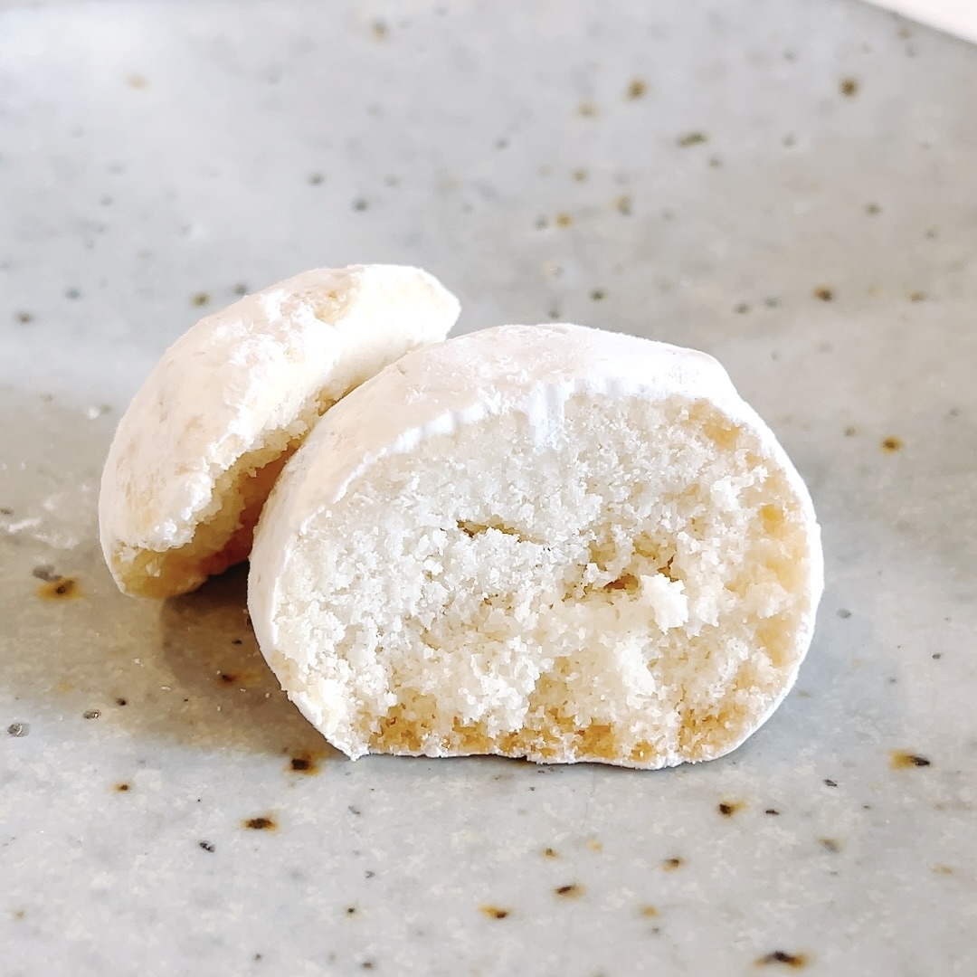 KALDI（カルディ）のおすすめアイテム「米粉のクッキー（めでた柄陶器）」