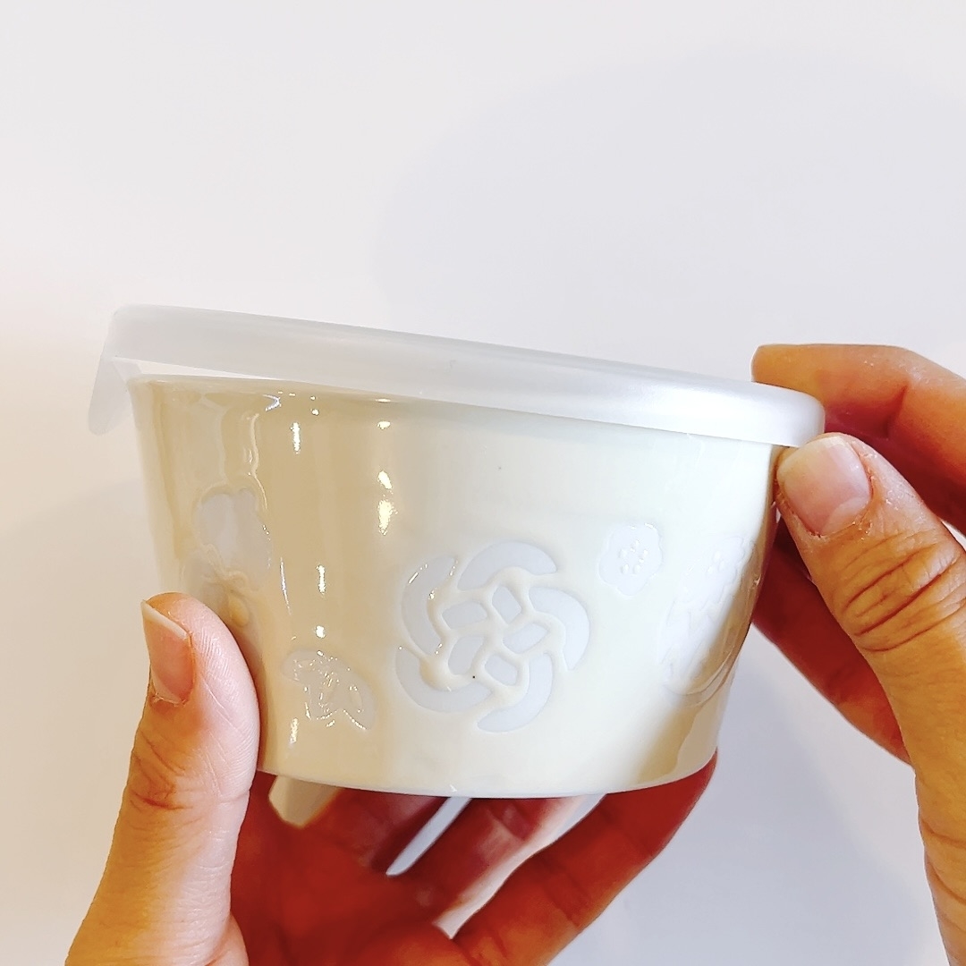 KALDI（カルディ）のおすすめアイテム「米粉のクッキー（めでた柄陶器）」