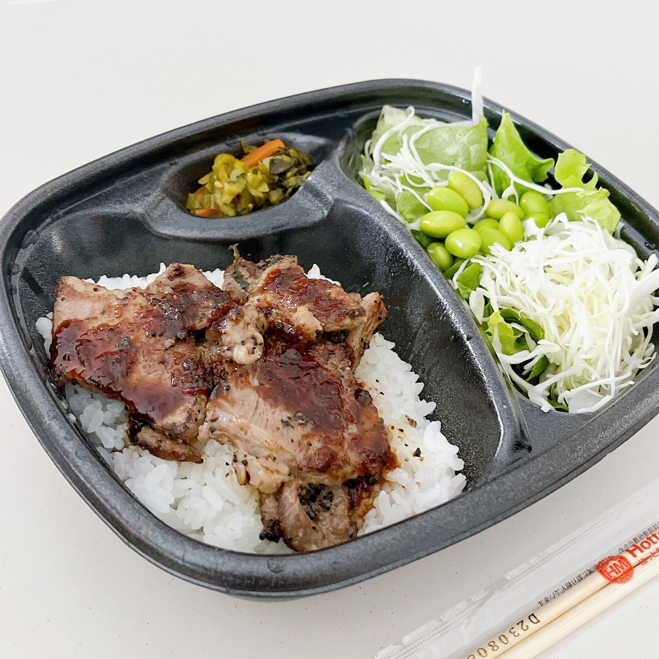ほっともっとのオススメのお弁当「サラダ&ハーフ・カットステーキコンボ」