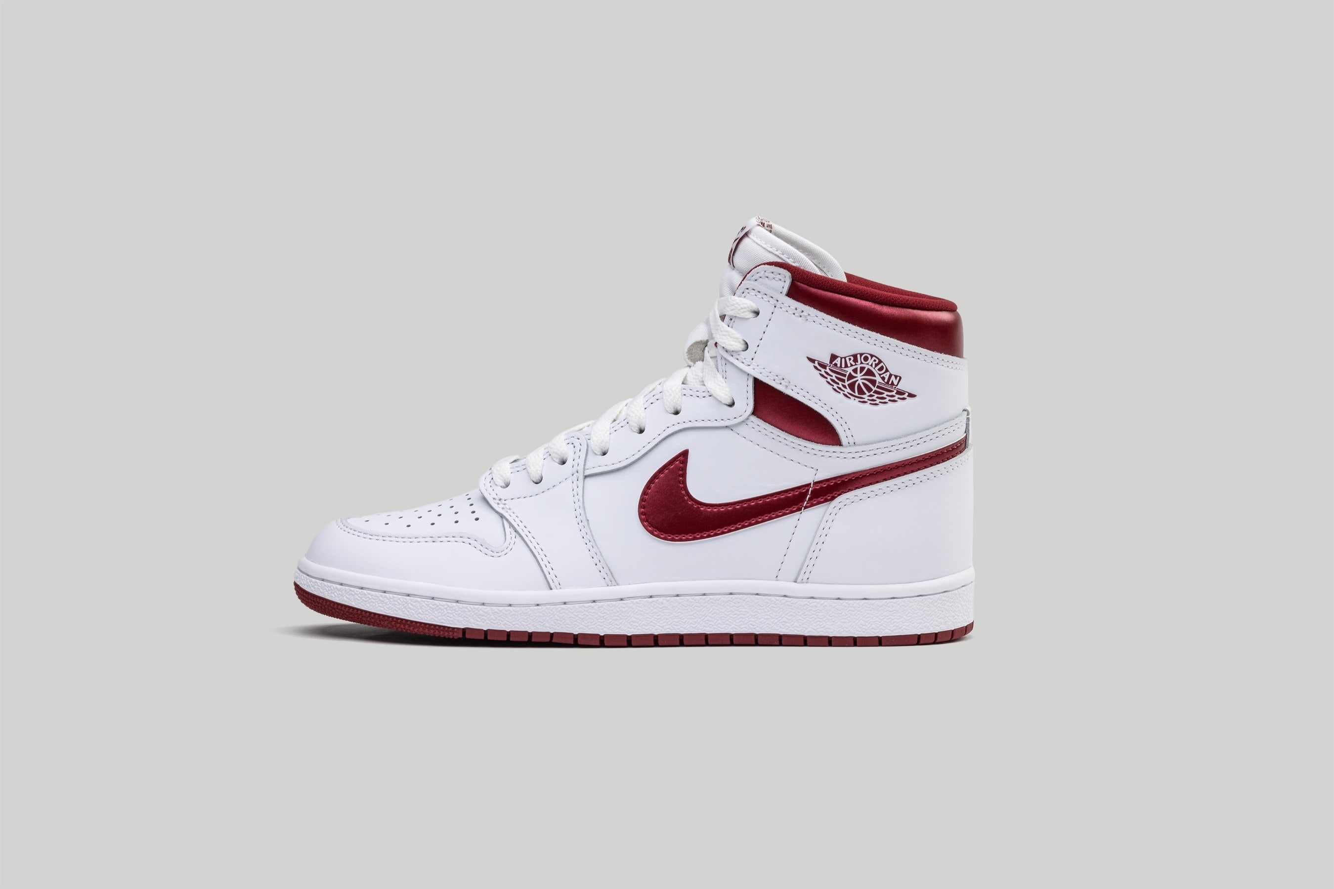 Burgundy and gold sales jordan 1