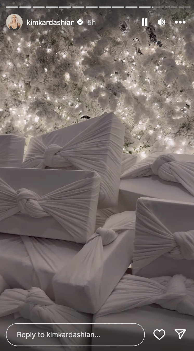 Gifts under Kim&#x27;s Christmas tree wrapped in white cotton fabric, from her IG story