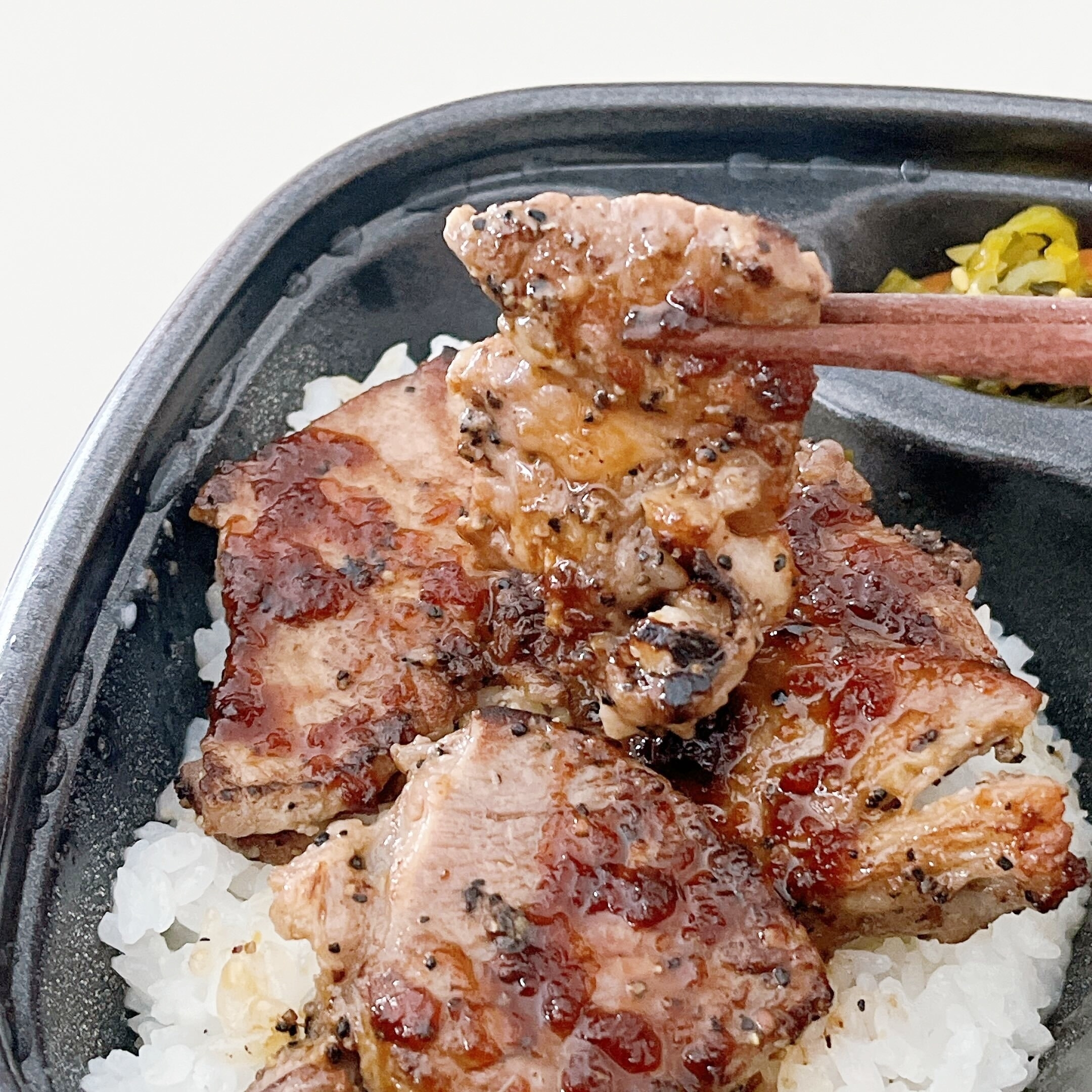 ほっともっとのオススメのお弁当「サラダ＆ハーフ・カットステーキコンボ」