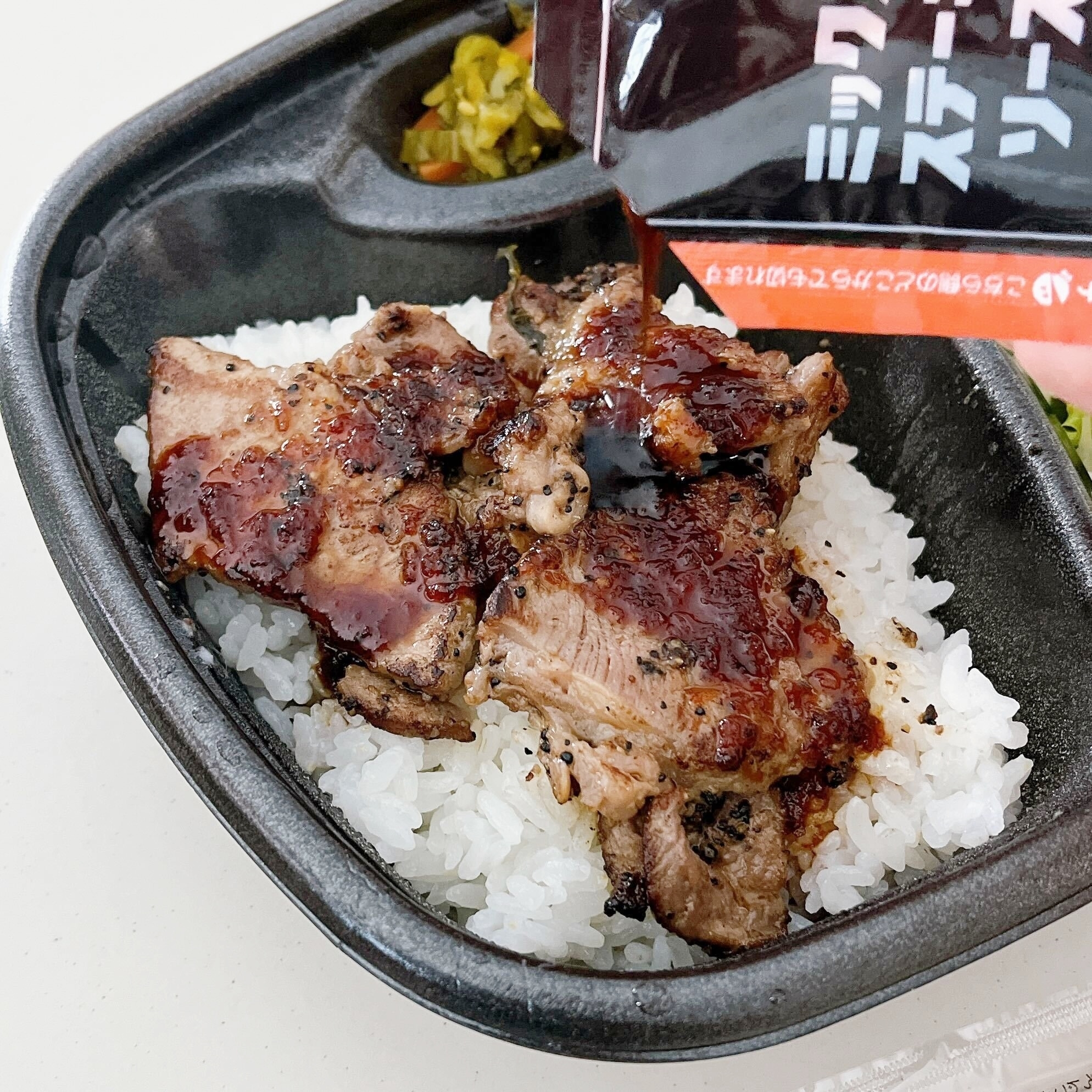 ほっともっとのオススメのお弁当「サラダ＆ハーフ・カットステーキコンボ」