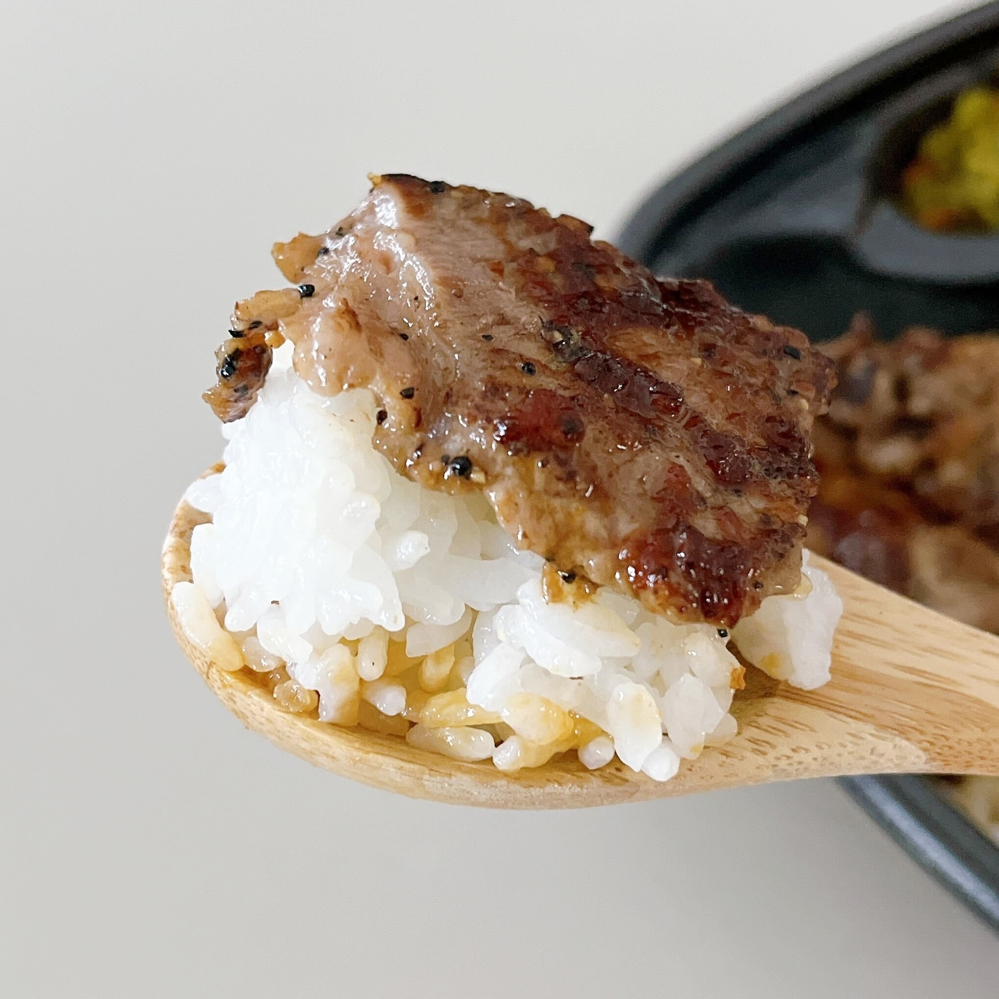 ほっともっとのオススメのお弁当「サラダ＆ハーフ・カットステーキコンボ」