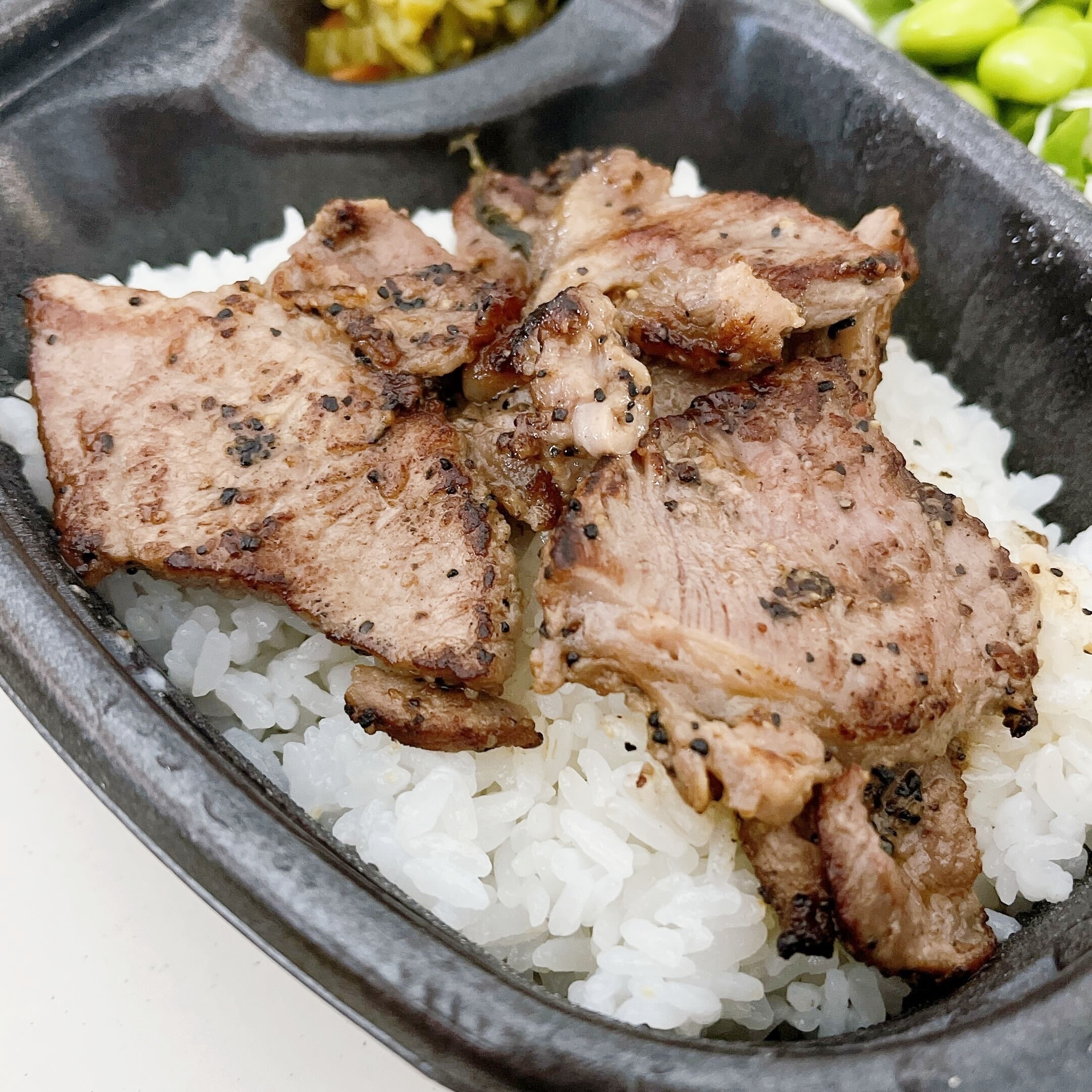ほっともっとのオススメのお弁当「サラダ＆ハーフ・カットステーキコンボ」