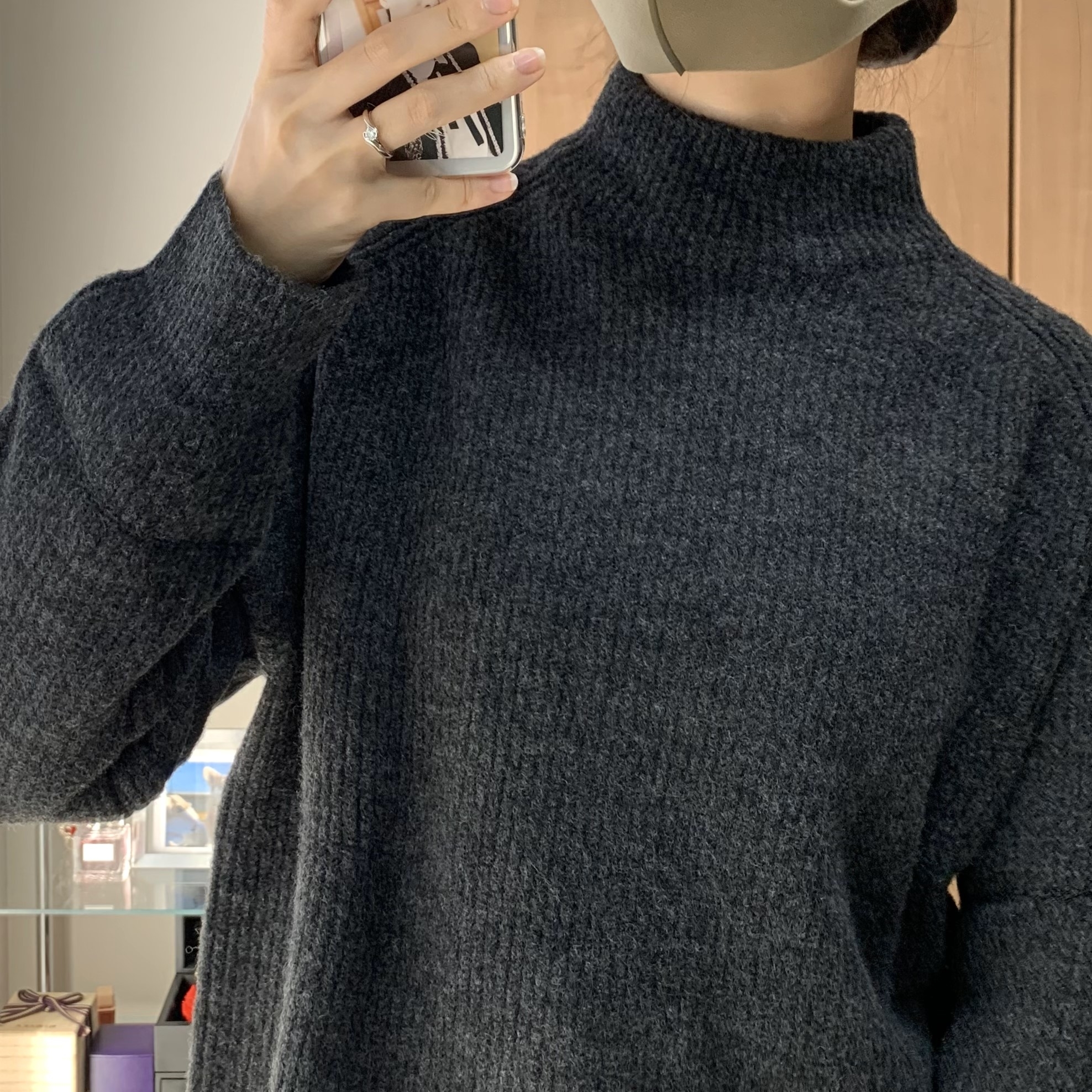 GU（ジーユー）のおすすめのレディースアイテム「パフィータッチオーバーサイズハイネックセーター（長袖）」