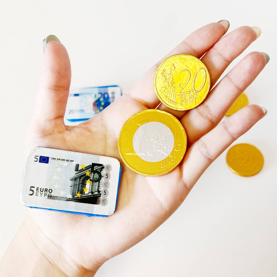 本物のお金みたいでかわいい！カルディで見つけた「おもしろお菓子」旅行に行った気分になれちゃった！