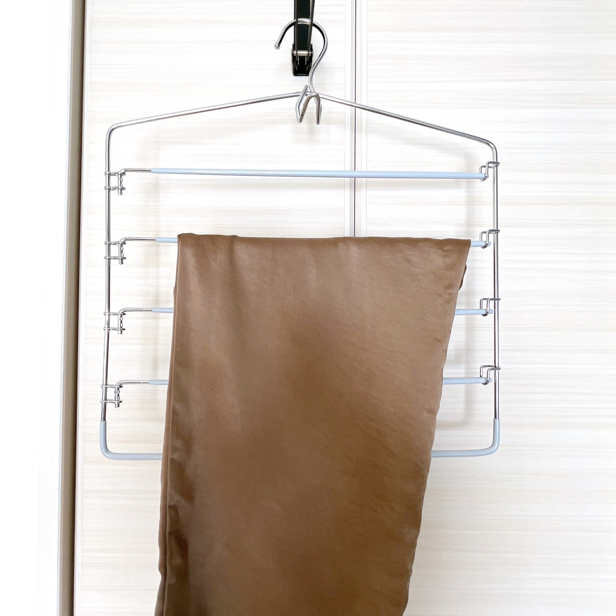 ニトリのオススメのグッズ「すべりにくいスカートズボン5段ハンガー（ラミー 幅40.2cm グレー）」