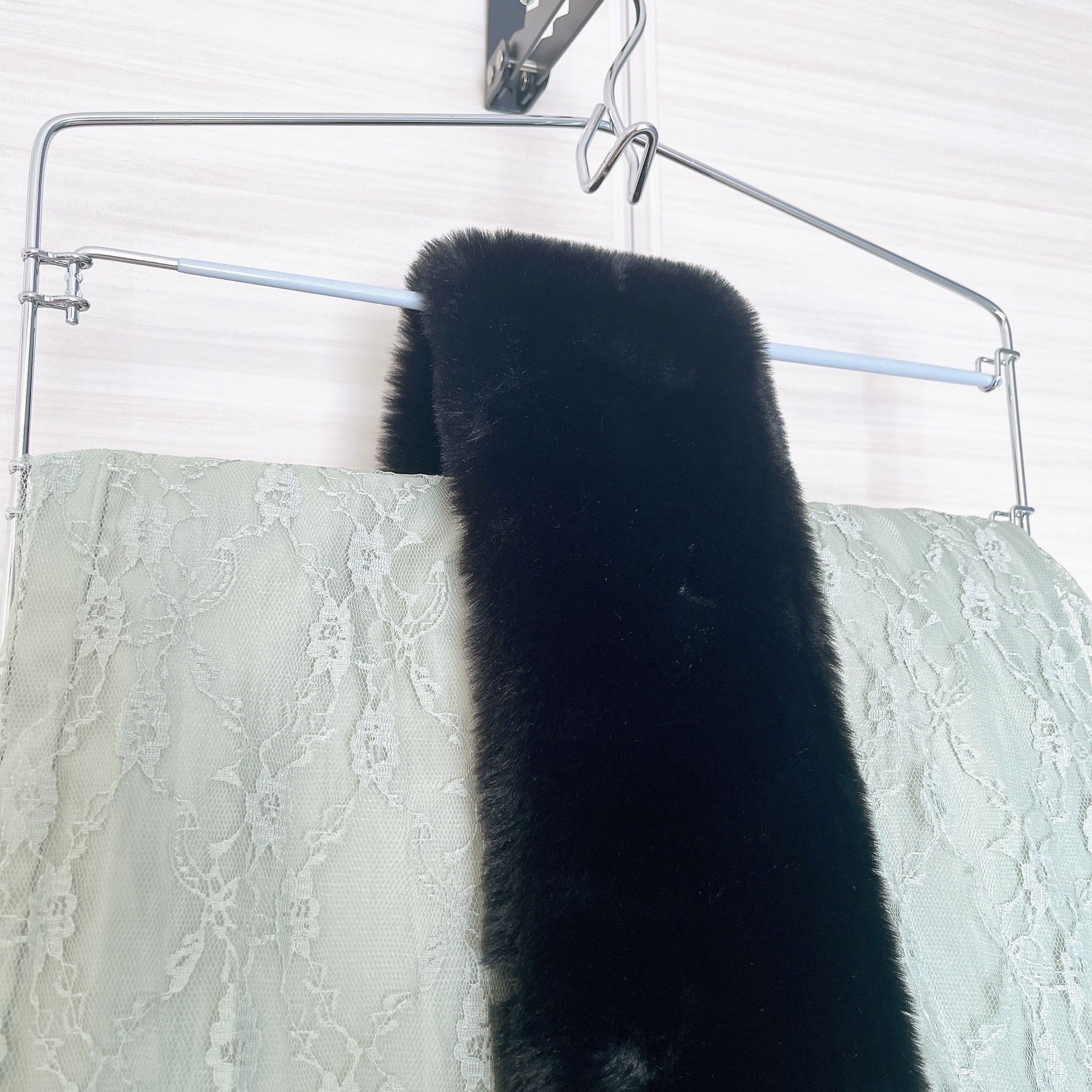 ニトリのオススメのグッズ「すべりにくいスカートズボン5段ハンガー（ラミー 幅40.2cm グレー）」